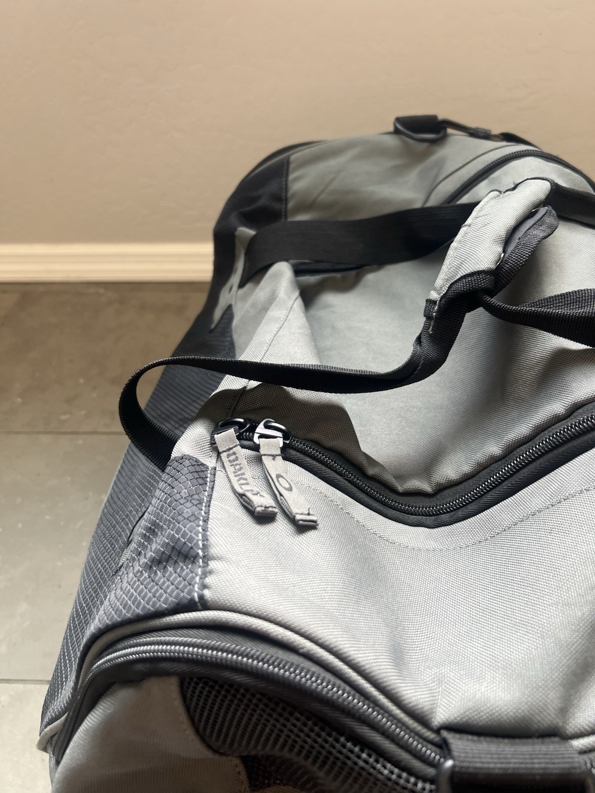 Oakley Tactical Field Weekender Boston Travel Gray Brand Logo Large Duffle Bag