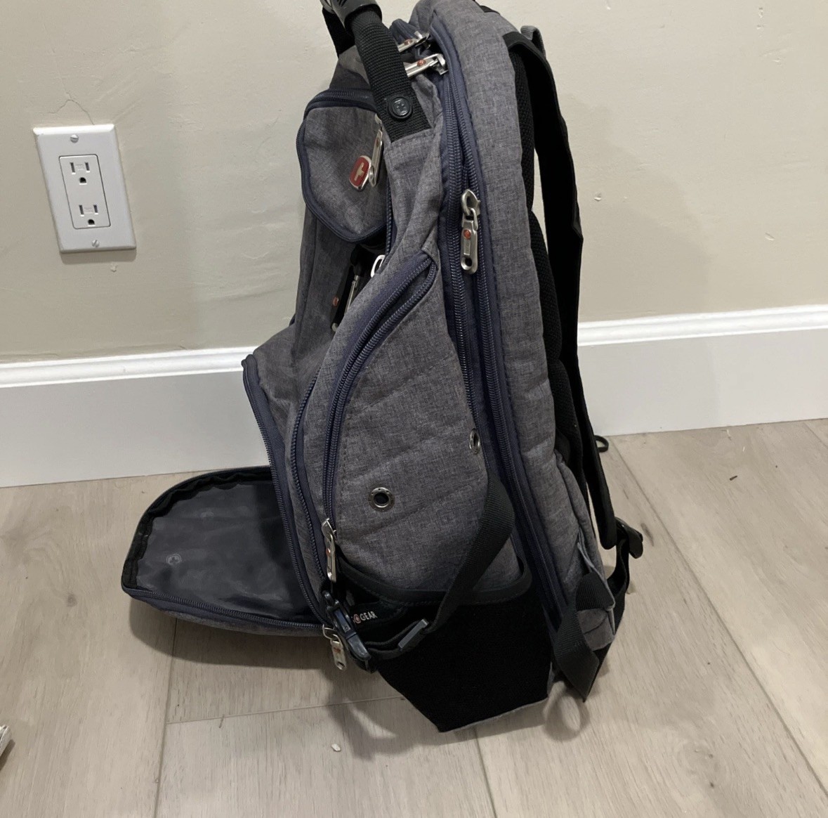 Swiss Gear 1900 Scansmart TSA 17-Inch Laptop Backpack, Grey Heather, Airflow