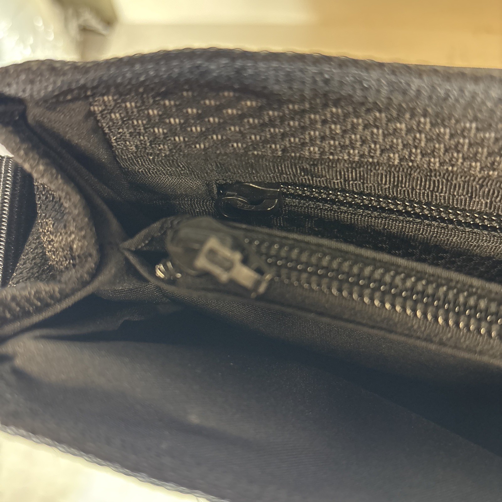 Tumi T2 Ballistic Black Messenger Briefcase Laptop Bag Nylon Black Shoulder