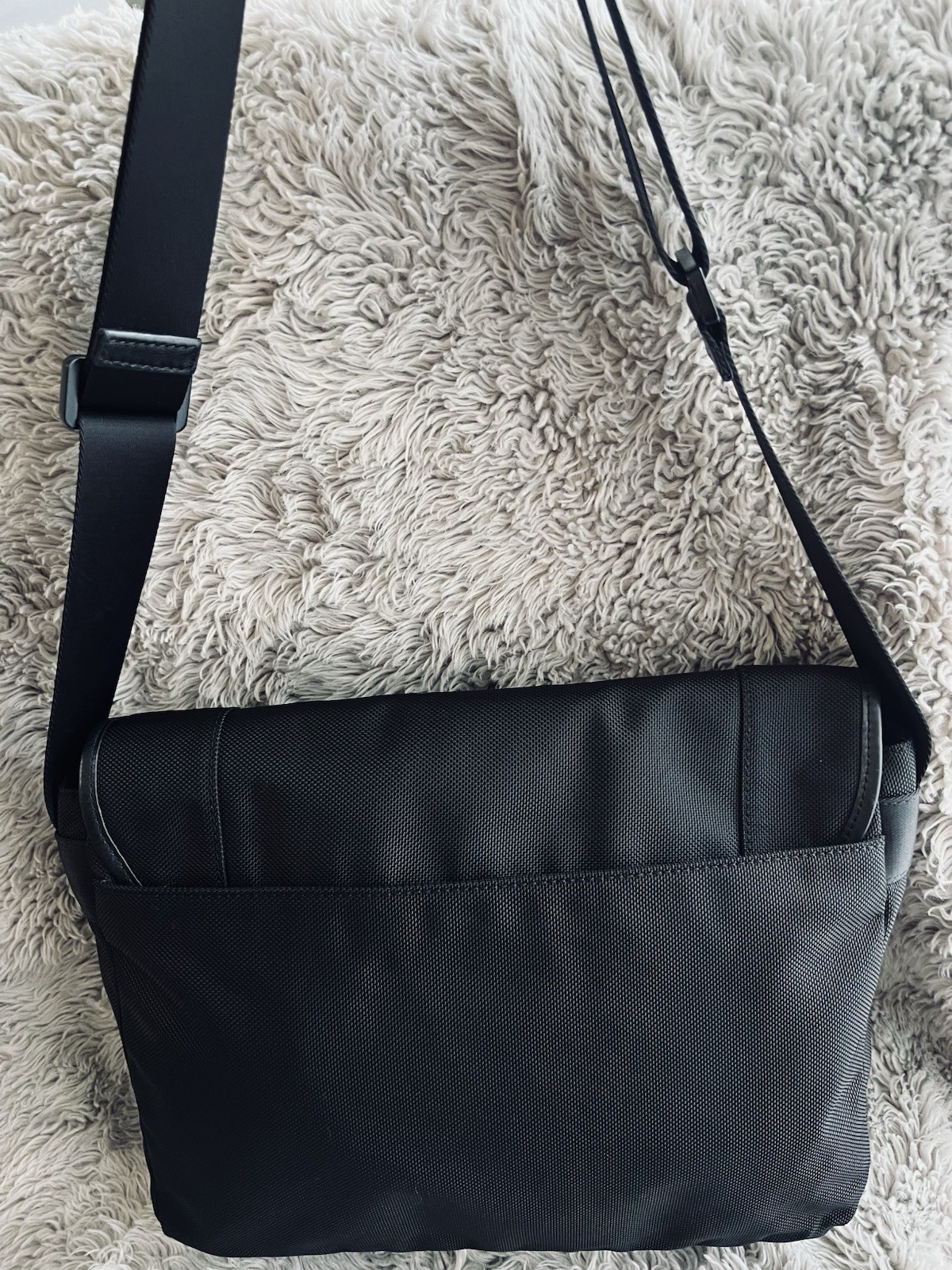 MICHAEL KORS Men’s Large Travis Messenger Bag crafted Leather Trim Black Nylon