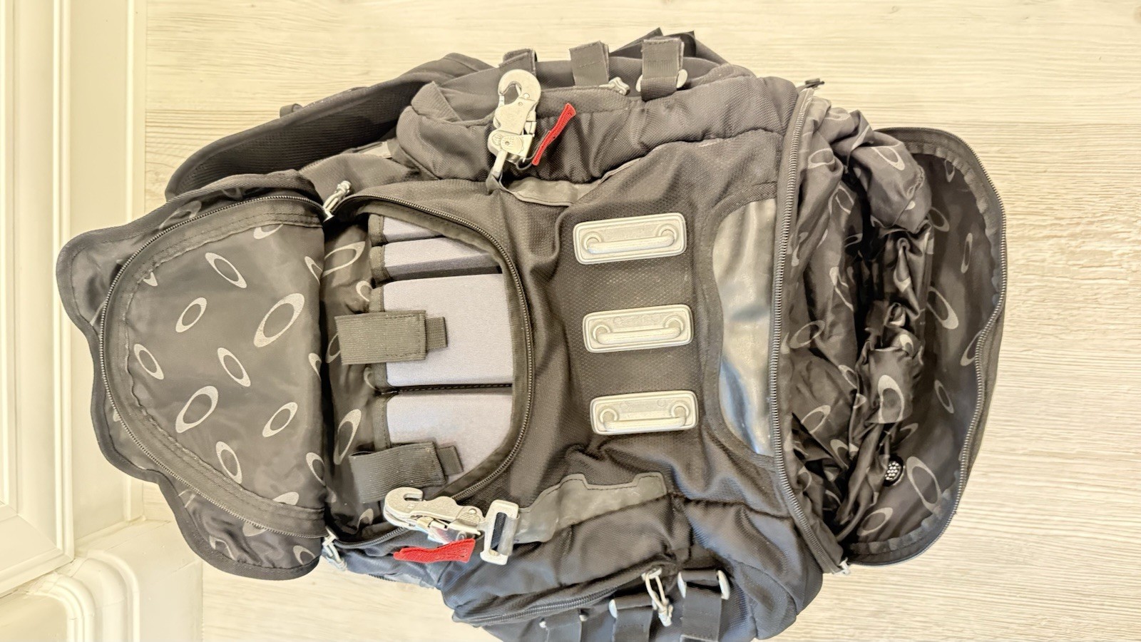 Oakley 34L Kitchen Sink Backpack – Black (92060AODM)