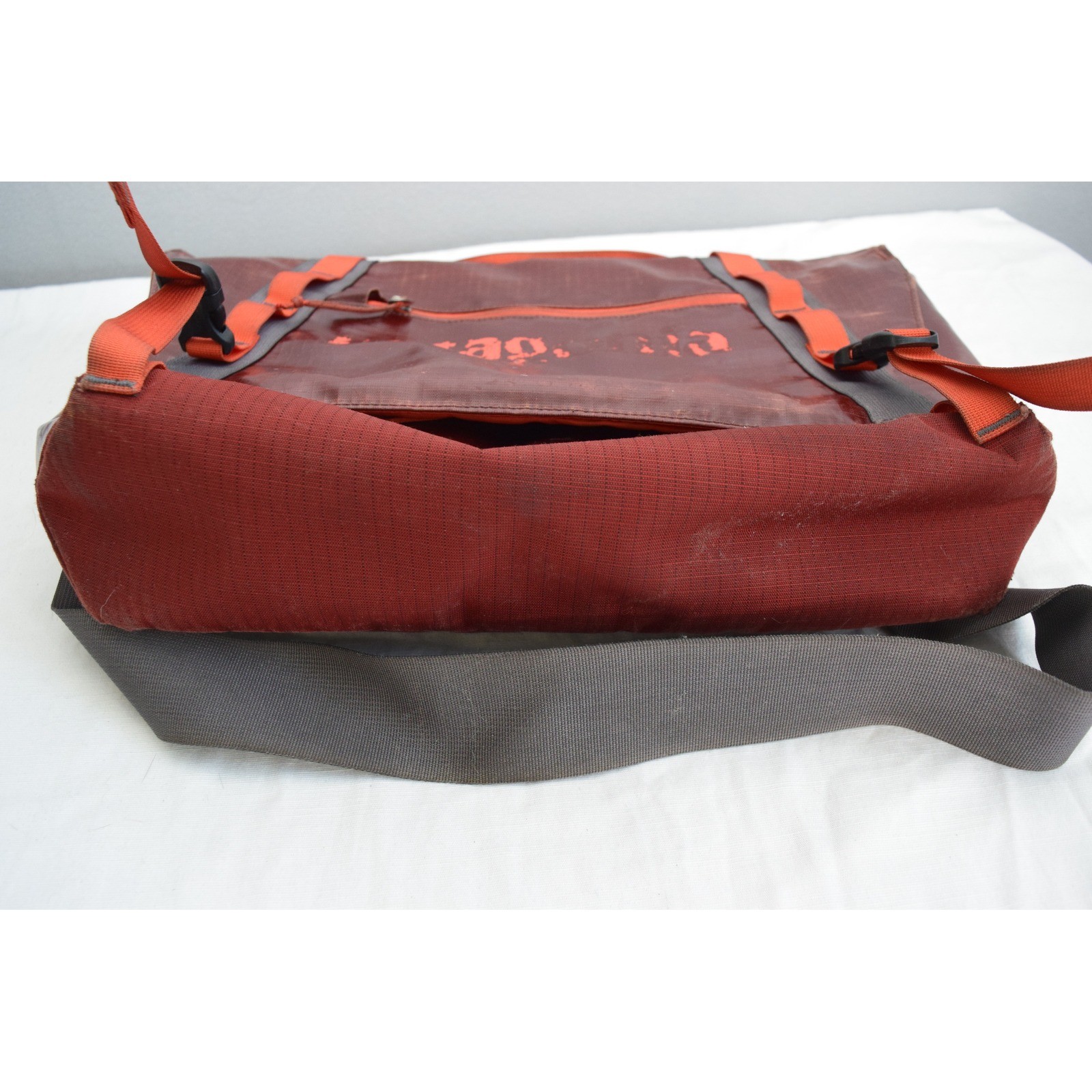 Patagonia Black Hole Mini Messenger Bag Large Burgundy Orange 49321 FLAWS