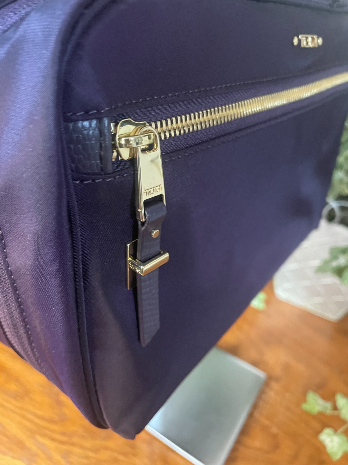 NWT TUMI MELISSA COSMETIC HANGING ZIP AROUND TRAVEL BAG MAKEUP BLACKBERRY