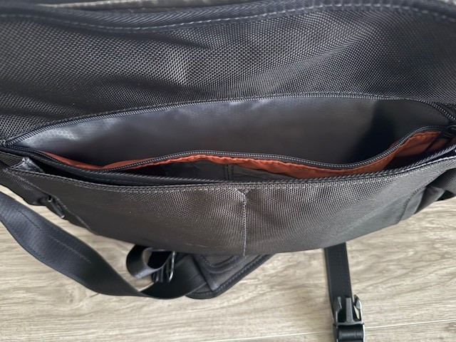 Tumi T-Tech Essential Gear Crossbody/Shoulder Laptop Messenger Bag