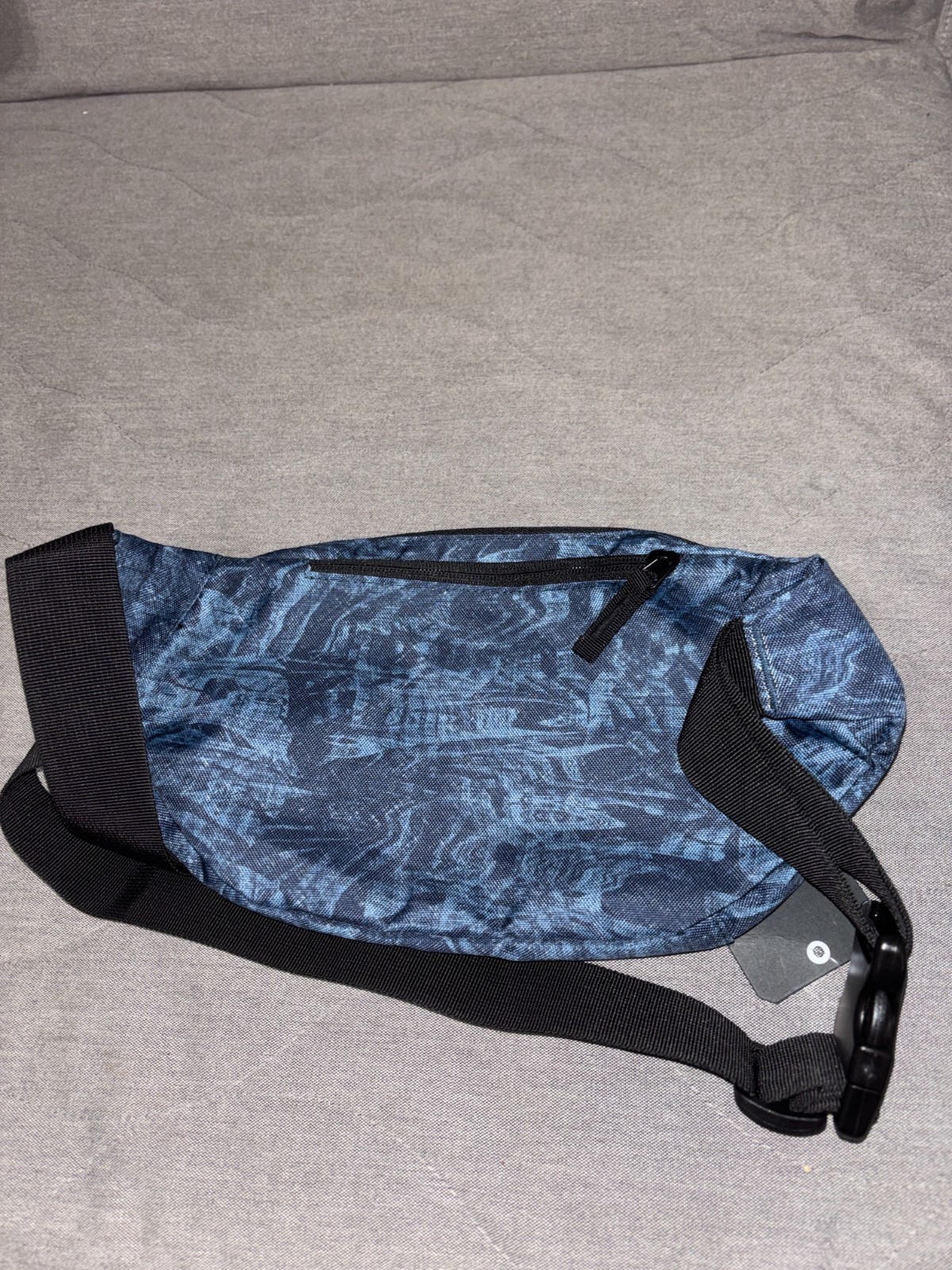 O’Neill Longhaul Waistpack New With Tags 4L Navy pattern 10-3/4″x6’x1.75″