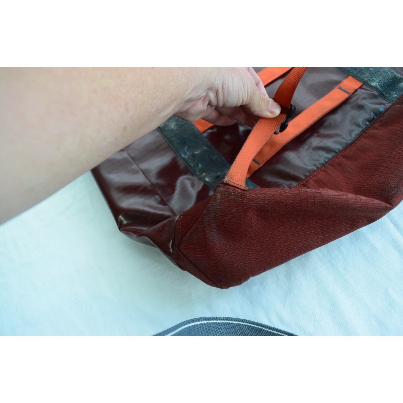 Patagonia Black Hole Mini Messenger Bag Large Burgundy Orange 49321 FLAWS