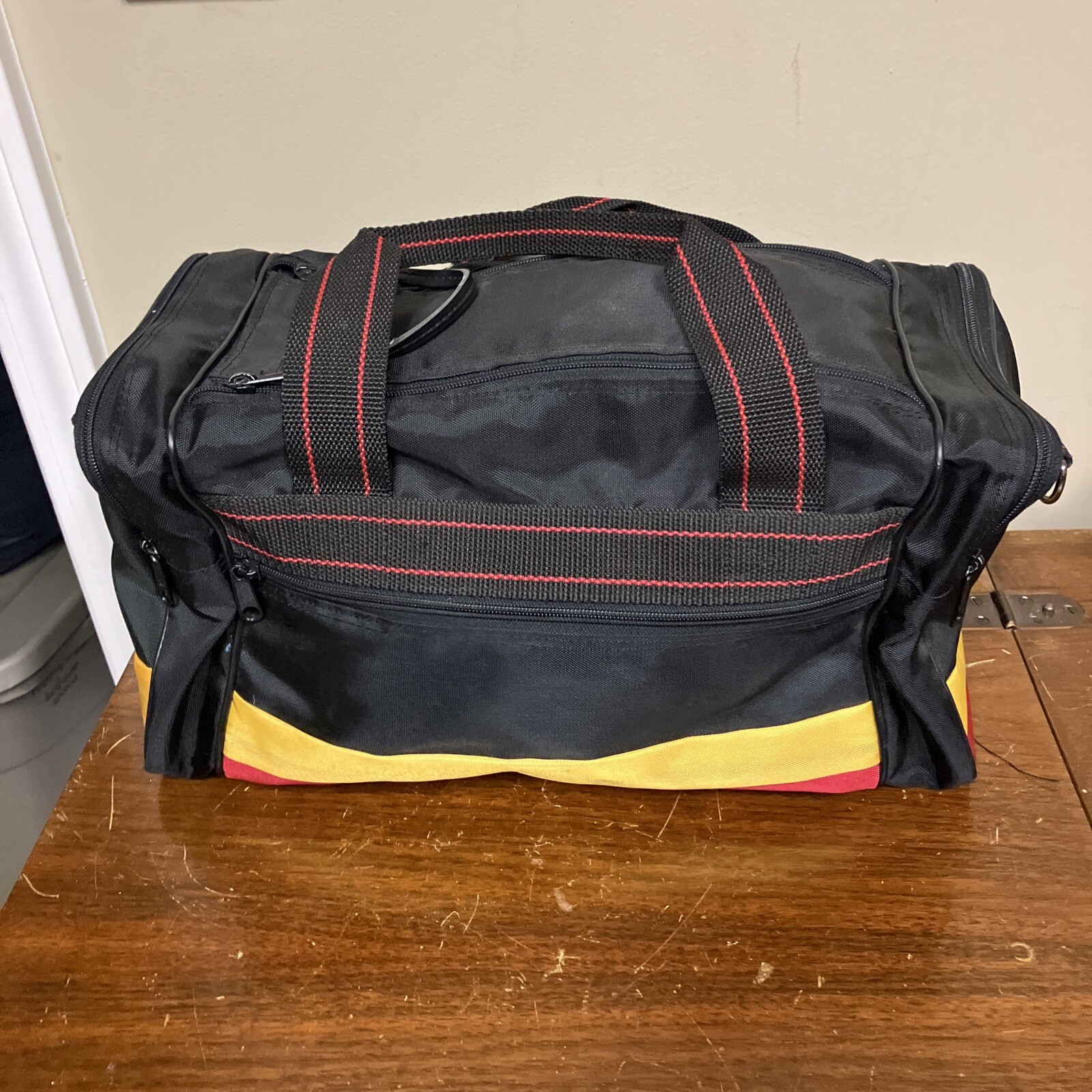 Duffle/Travel Bag, Black/Yellow/Red Multi Pockets 15”x7.5”x7” Vintage EUC