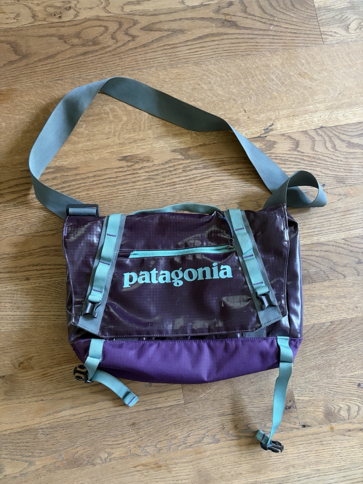Patagonia Black Hole Messenger 12L Bag Purple Teal Laptop Lightweight 49321