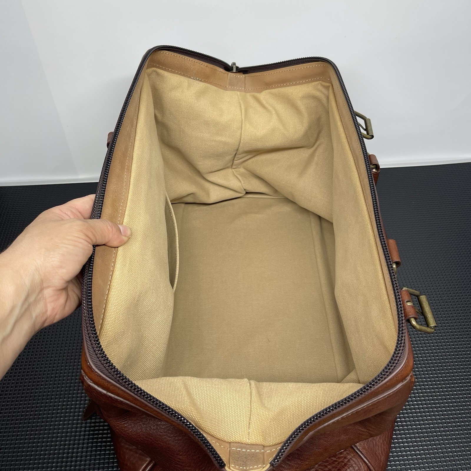 Duluth Trading Co. Lifetime Leather AWOL Bag Doctor Weekender Overnight Duffle