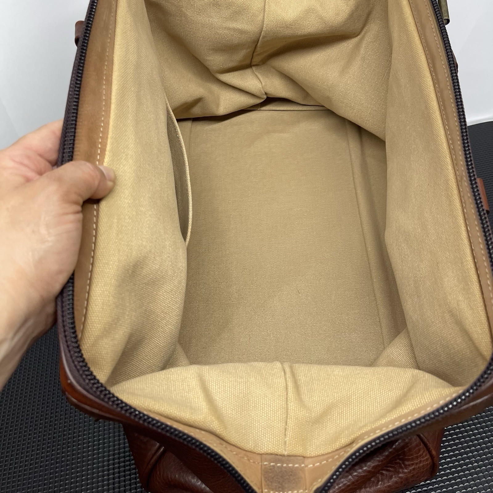 Duluth Trading Co. Lifetime Leather AWOL Bag Doctor Weekender Overnight Duffle