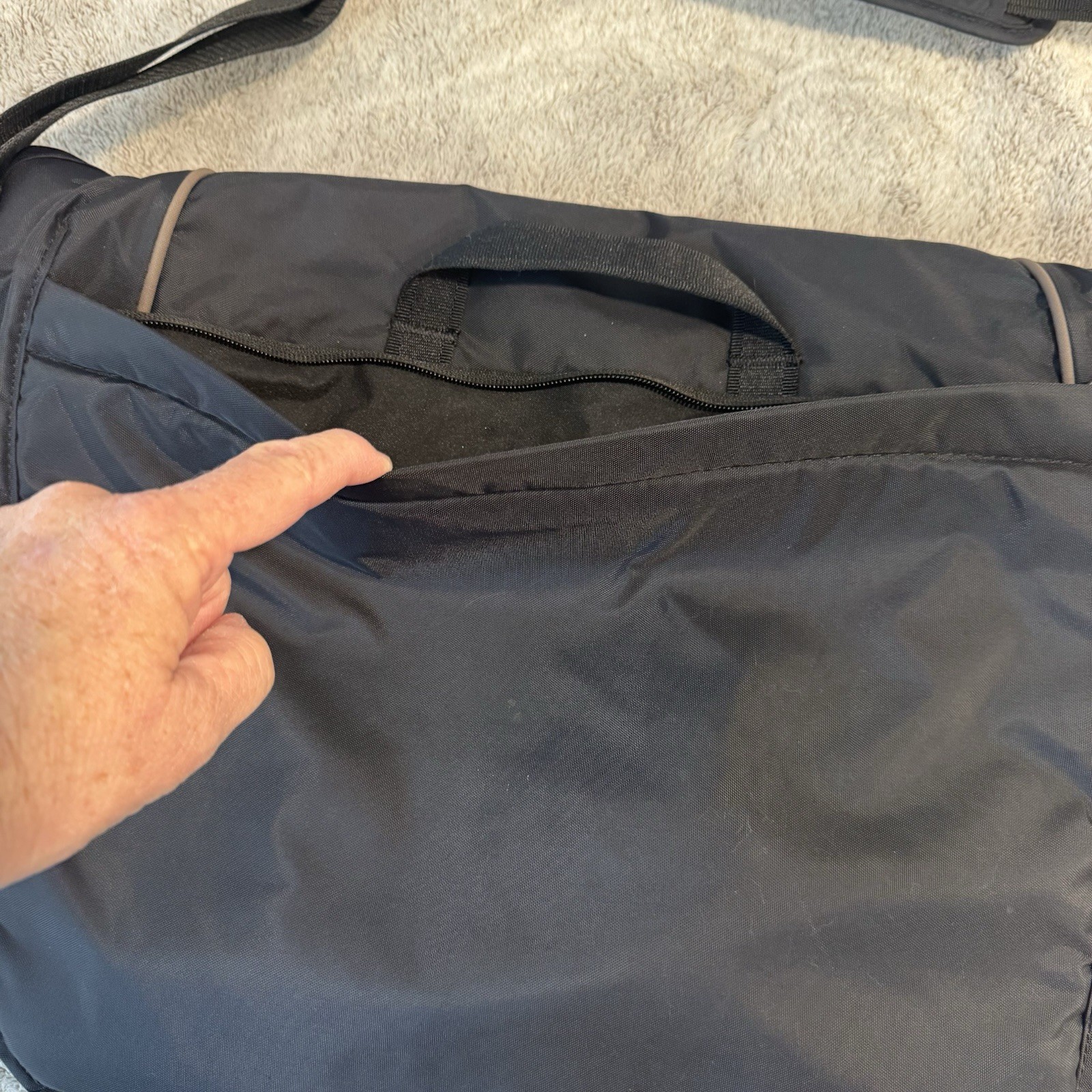 Nike Sportswear Essentials Messenger Bag (15L) Black Ironstone Shoulder Strap