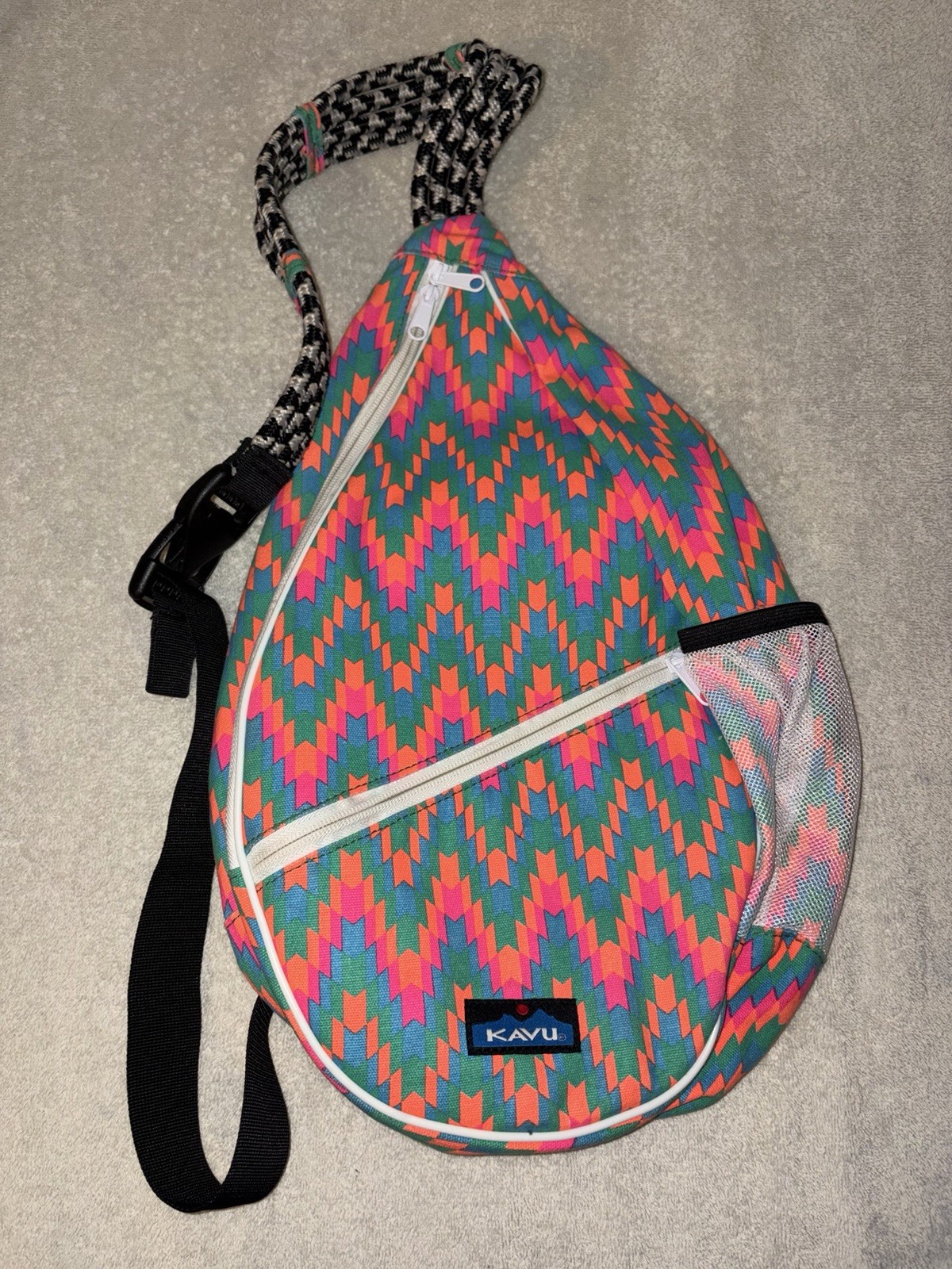 KAVU Rope Sling Multicolor Geometric Crossbody Bag Adj Strap Zip Pockets Cup