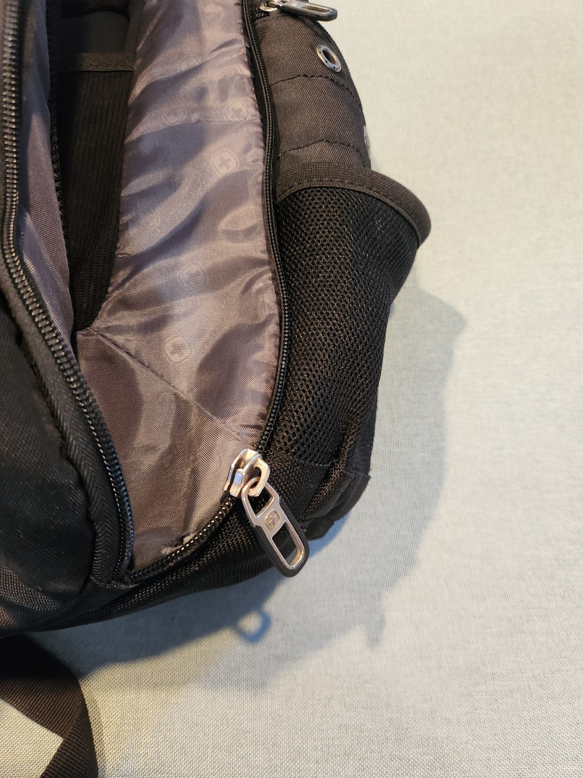 Swiss Gear Airflow Laptop Tablet Backpack Black Many Compartments – Zipper Issue