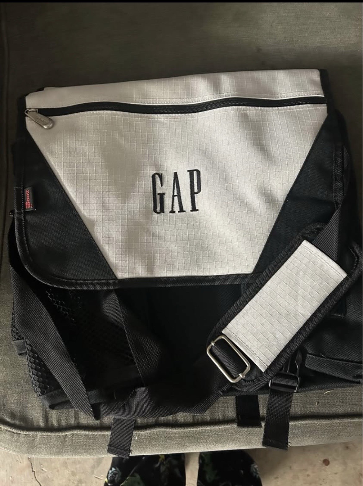 GAP Black White Messenger Bag Men Zipper Buckle Adjustable Strap Outer Pockets