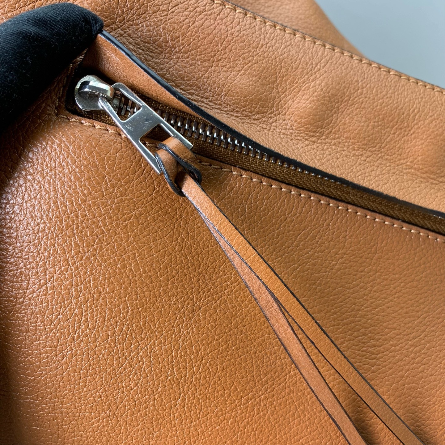 Loewe Pre-Owned Authentic Crossbody Brown Leather 44x28x22cm