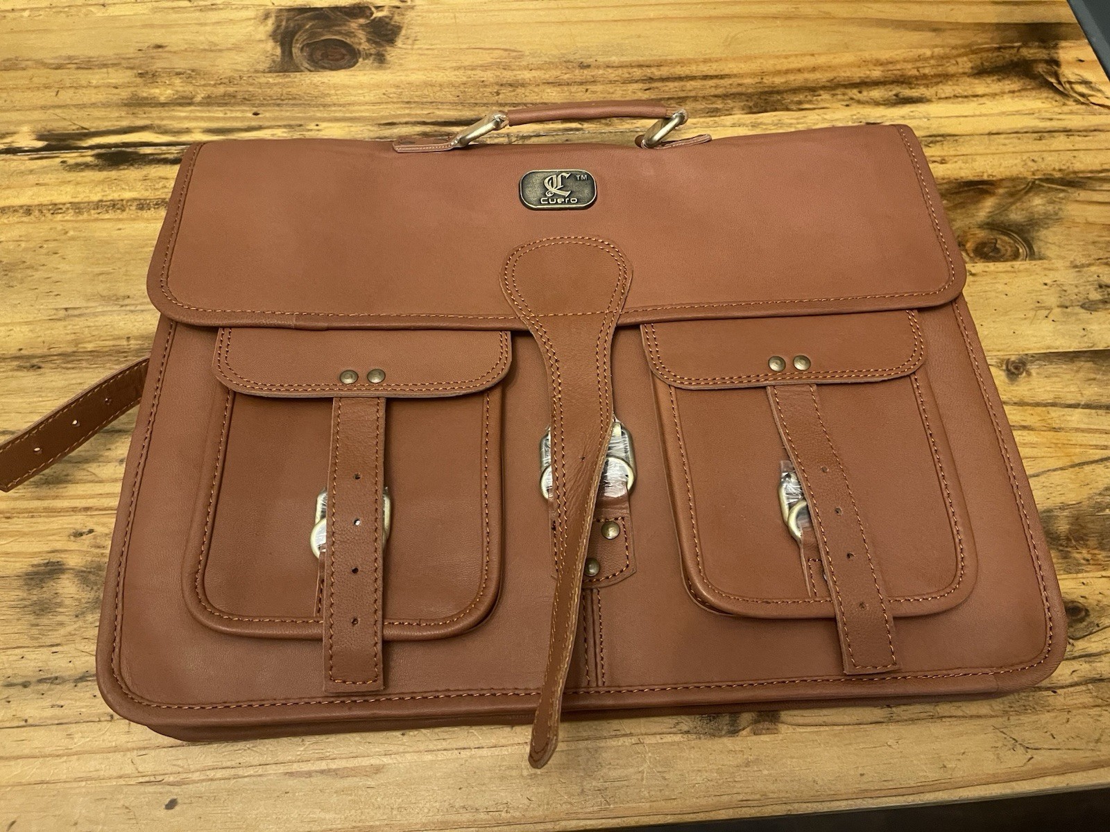 Cuero 18” Wide 12” Tall Chestnut Brown Leather Messenger Bag Brand New