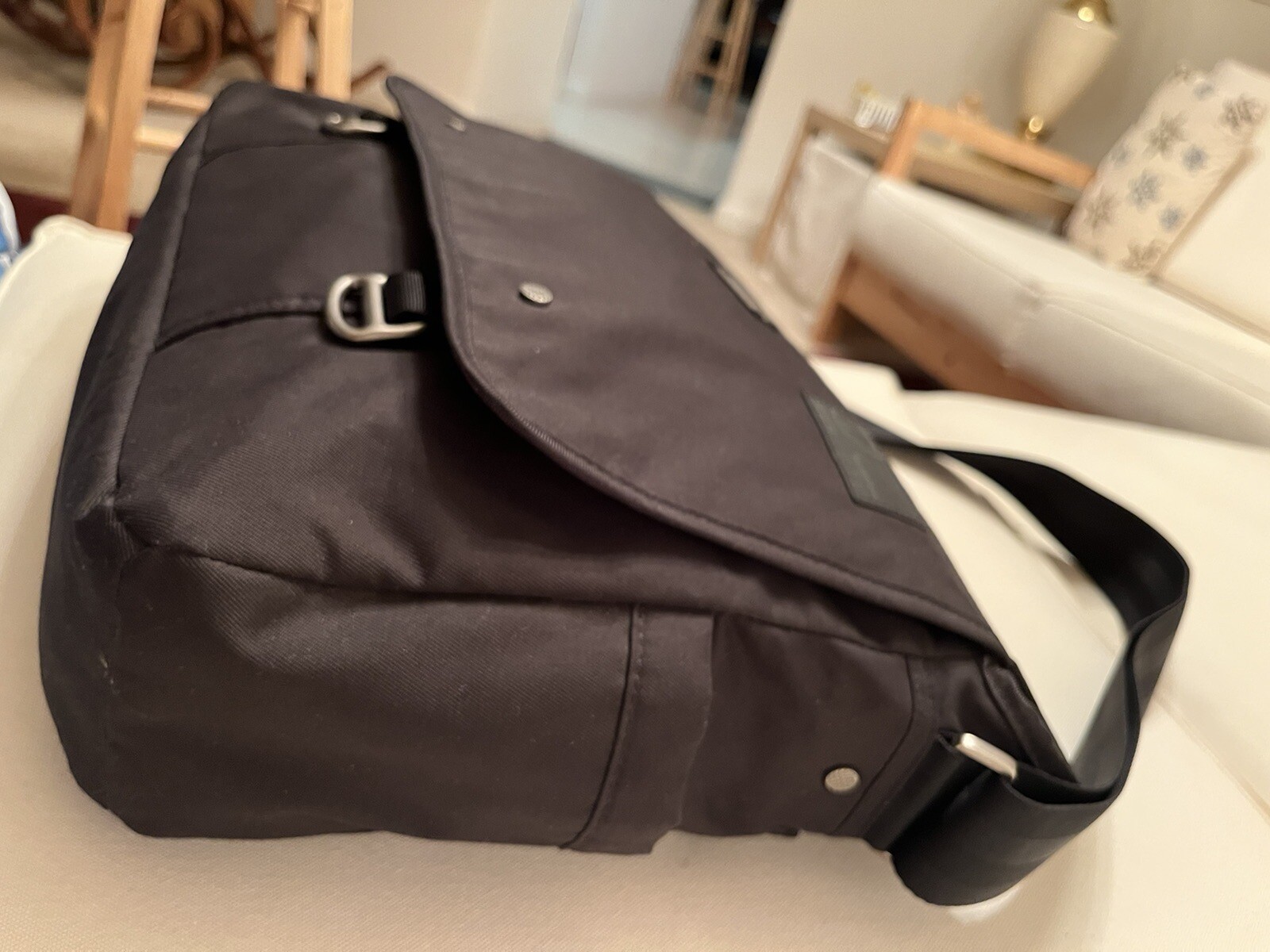 Tumi T-Tech Essential Gear Black 19”x12”x4” Laptop Messenger Bag