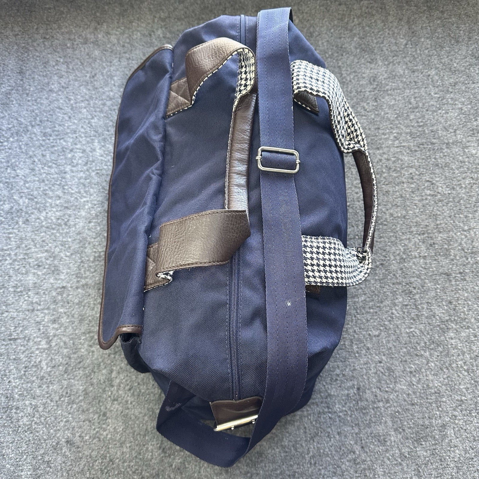 Vintage Tommy Hilfiger Medium Gym Duffle Bag 20”x12”x 7.5” Blue Leather Straps