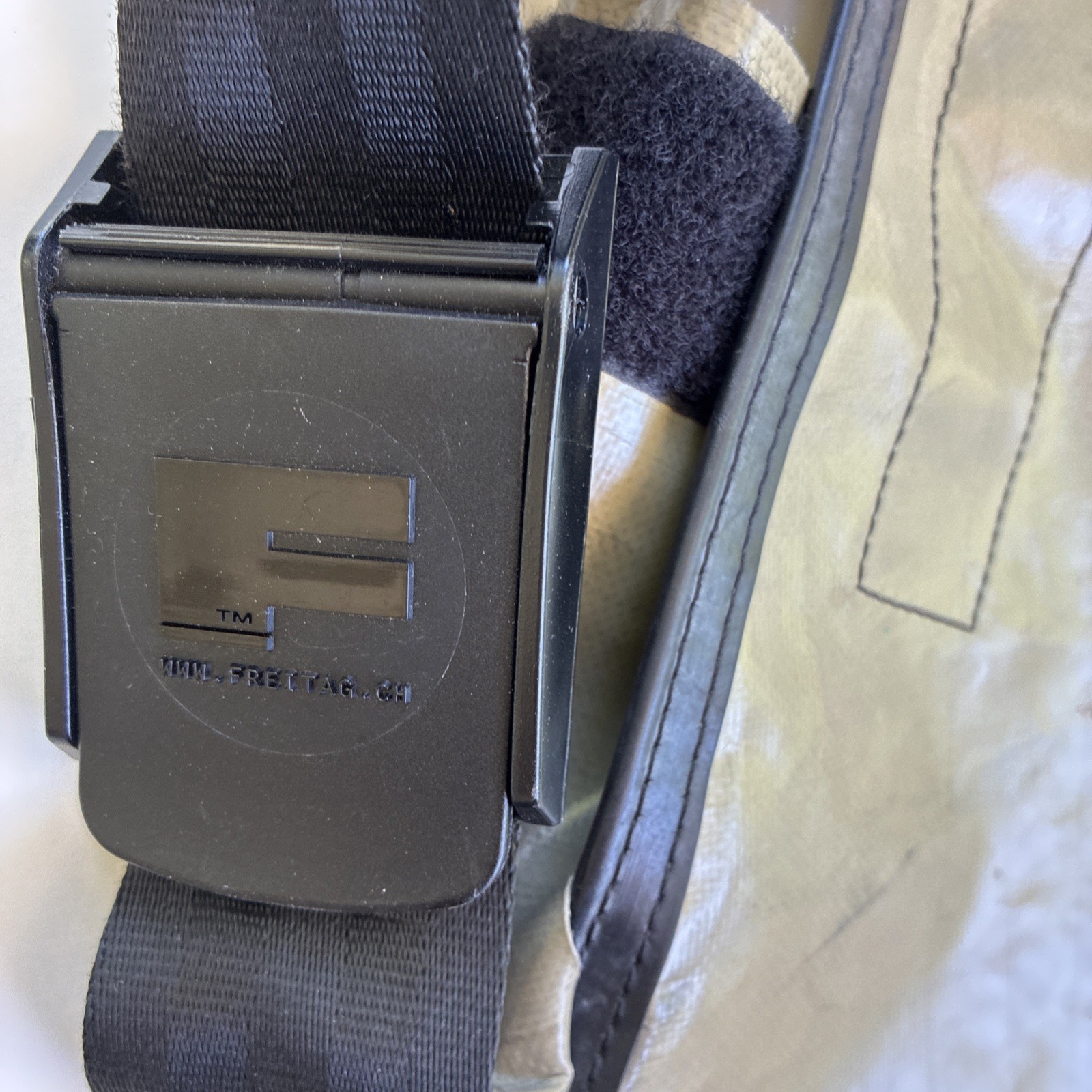 FREITAG Messenger Man Bag Beige G5.1 Greige Red Adjustable Strap Dragnet 12 x 10