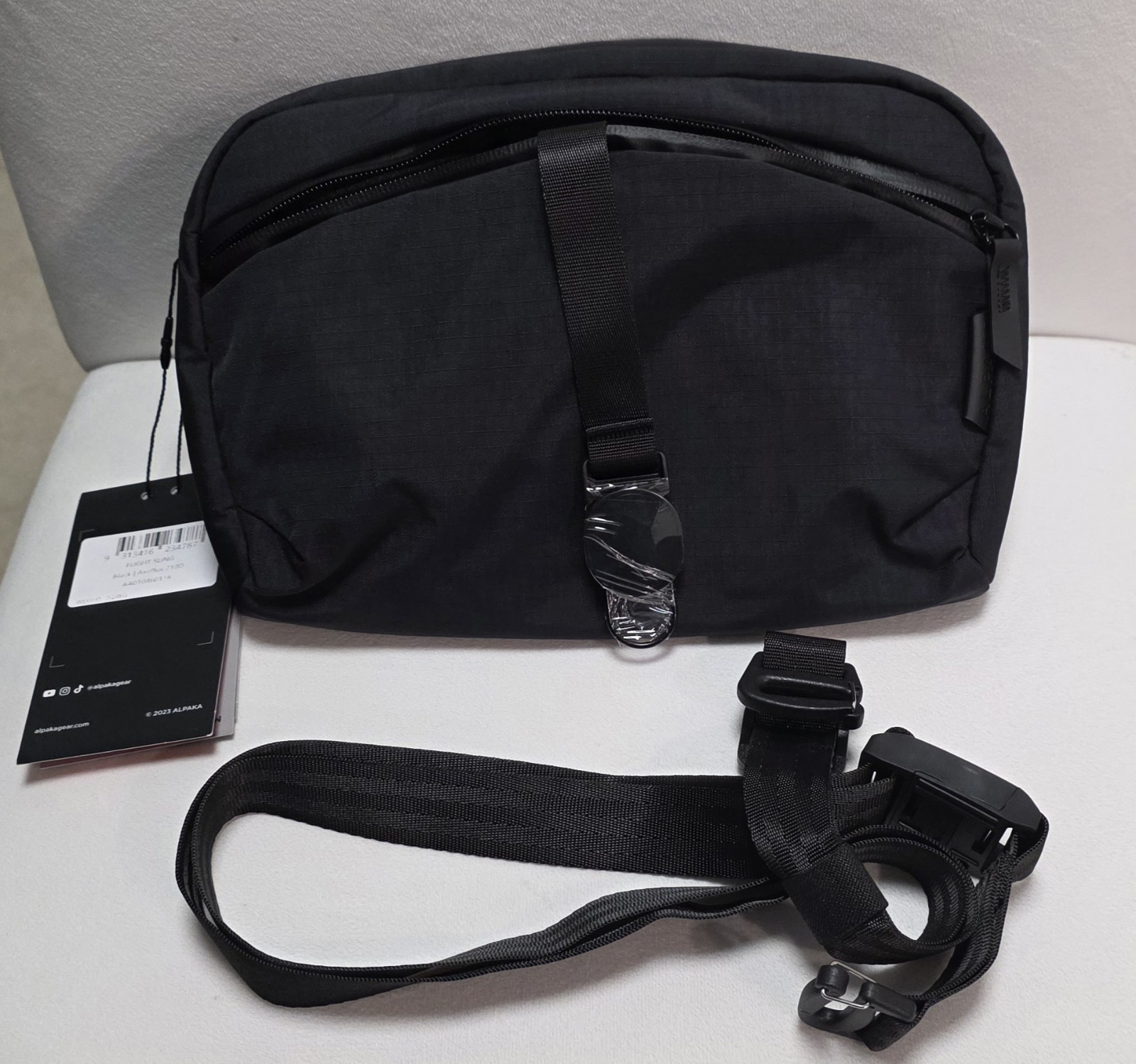 Alpaka Flight Sling – Axoflux 210D (2L) crossbody Men’s Black New NWT
