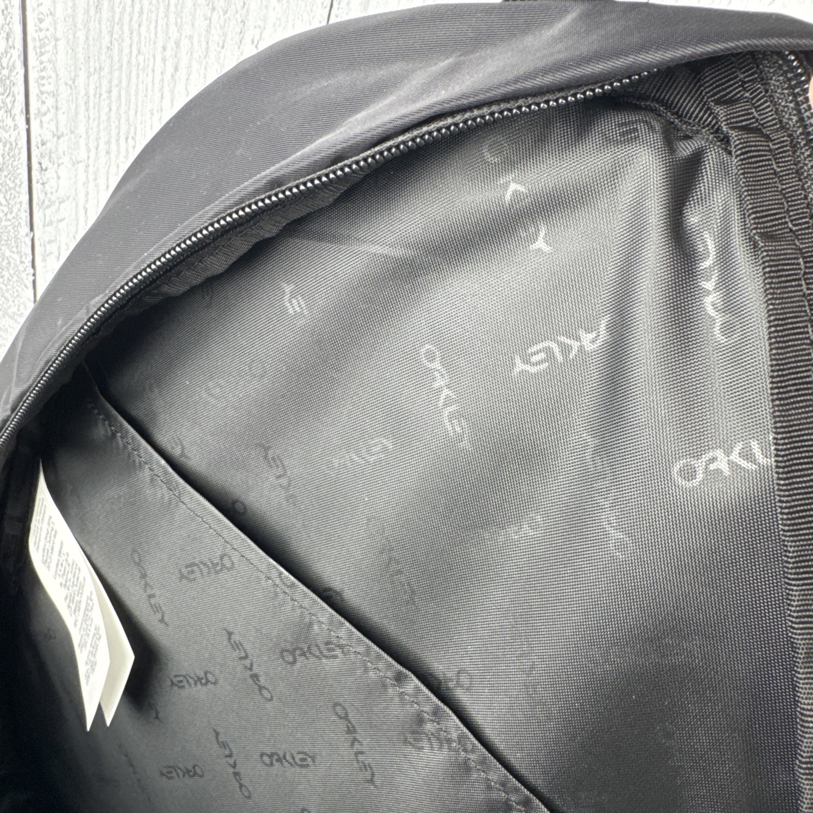 Oakley 23L Sport Backpack Black Nylon Durable Travel School Bag FOS901071 NWT