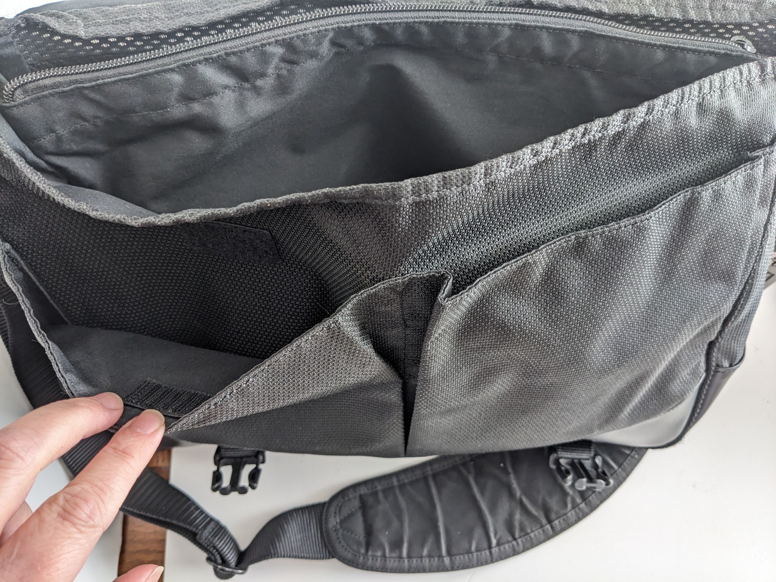 TUMI T2 Expandable Ballistic Messenger Bag Portfolio Case Shoulder Expandable