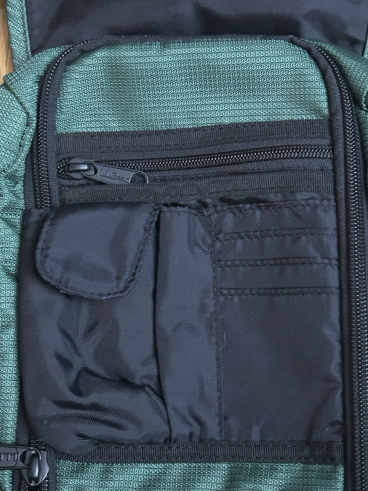L.L.Bean Green Black Shoulder Travel Bag Adjustable Strap Clip Closure Unisex