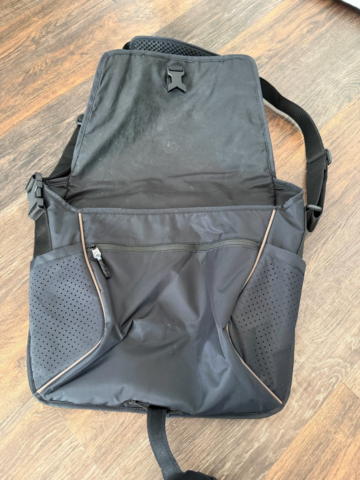 Nike Sportswear Essentials Messenger Bag 15L Black Ironstone DJ9792-010
