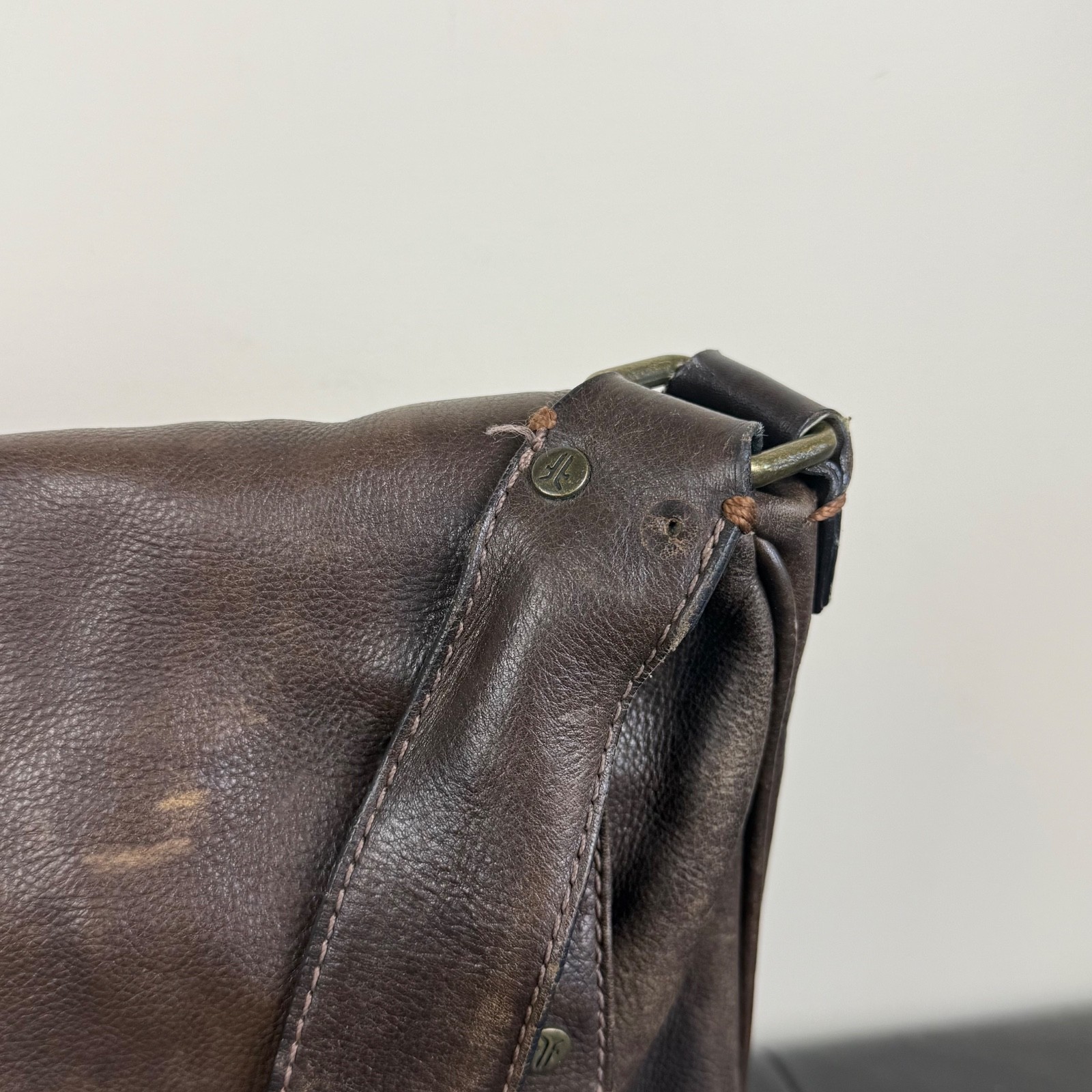 Frye Distressed Brown Leather Messenger Bag Buckle Zip Clasp