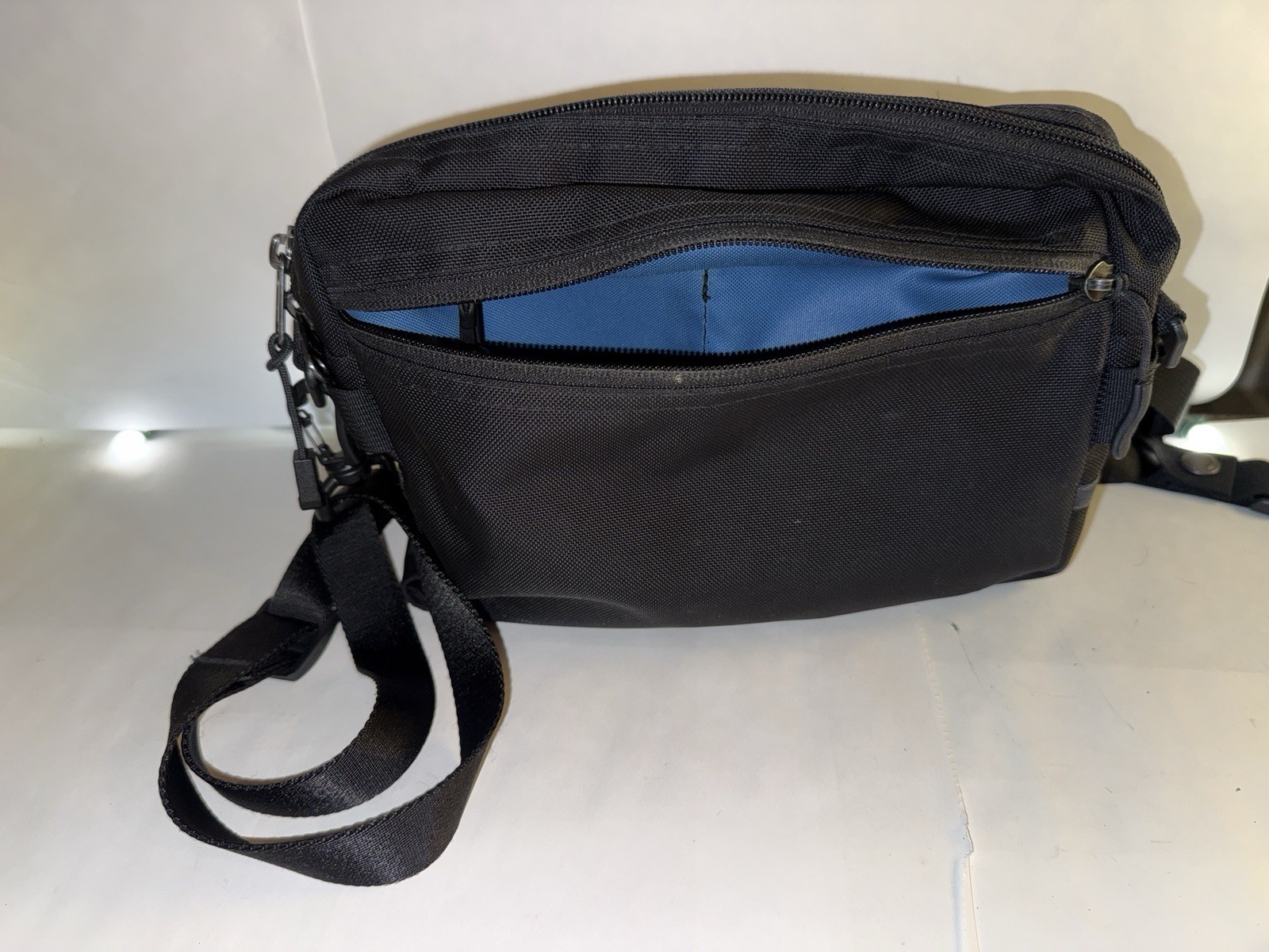 Tom Bihn Black Ballistic Side Kick + straps/stabilizer/gatekeeper belt. Island.