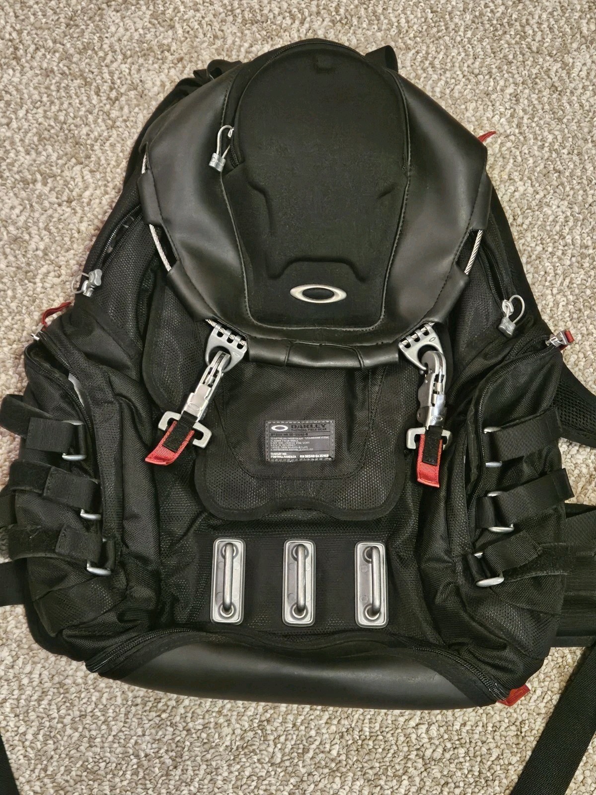 Oakley KITCHEN SINK Backpack 34L Capacity – 92060AODM – BLACK