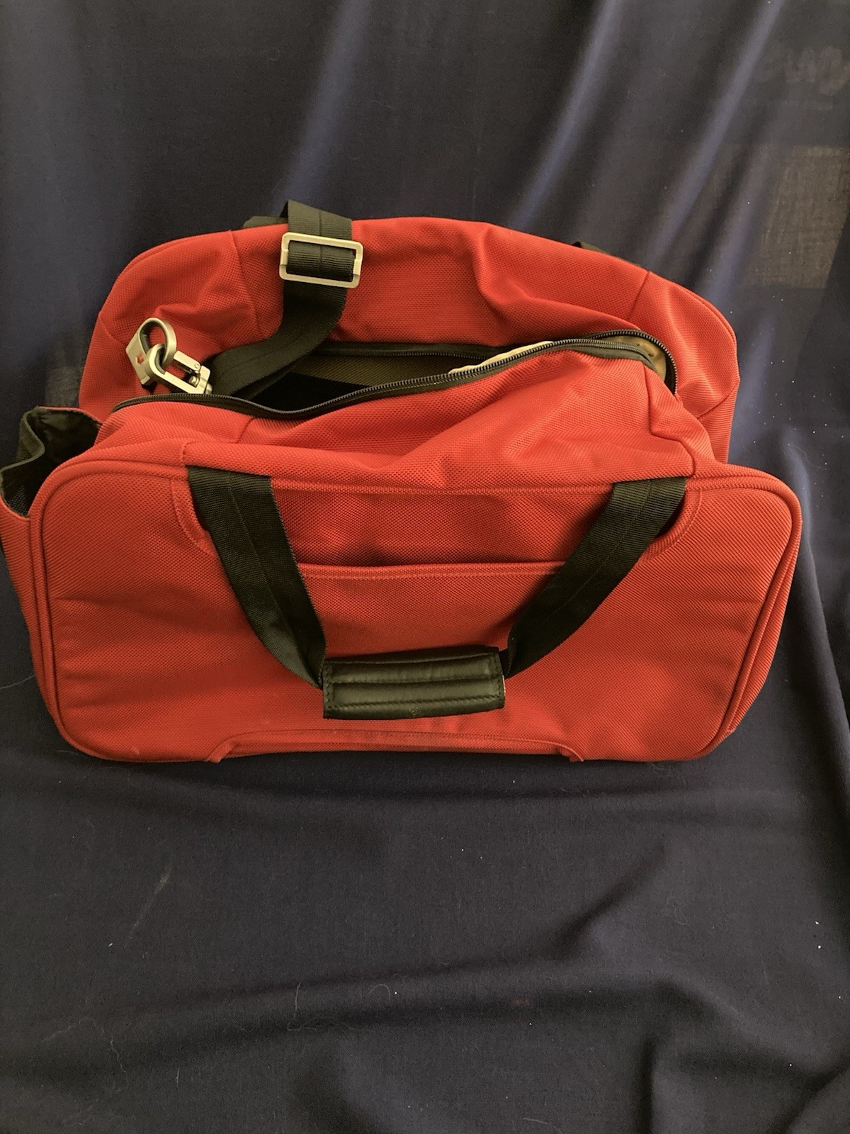 Victorinox Red Canvas Duffle Bag Luggage Carrier Zip Pockets Detachable Strap