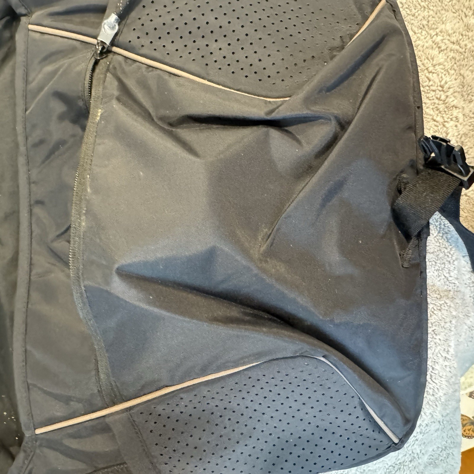 Nike Sportswear Essentials Messenger Bag (15L) Black Ironstone Shoulder Strap