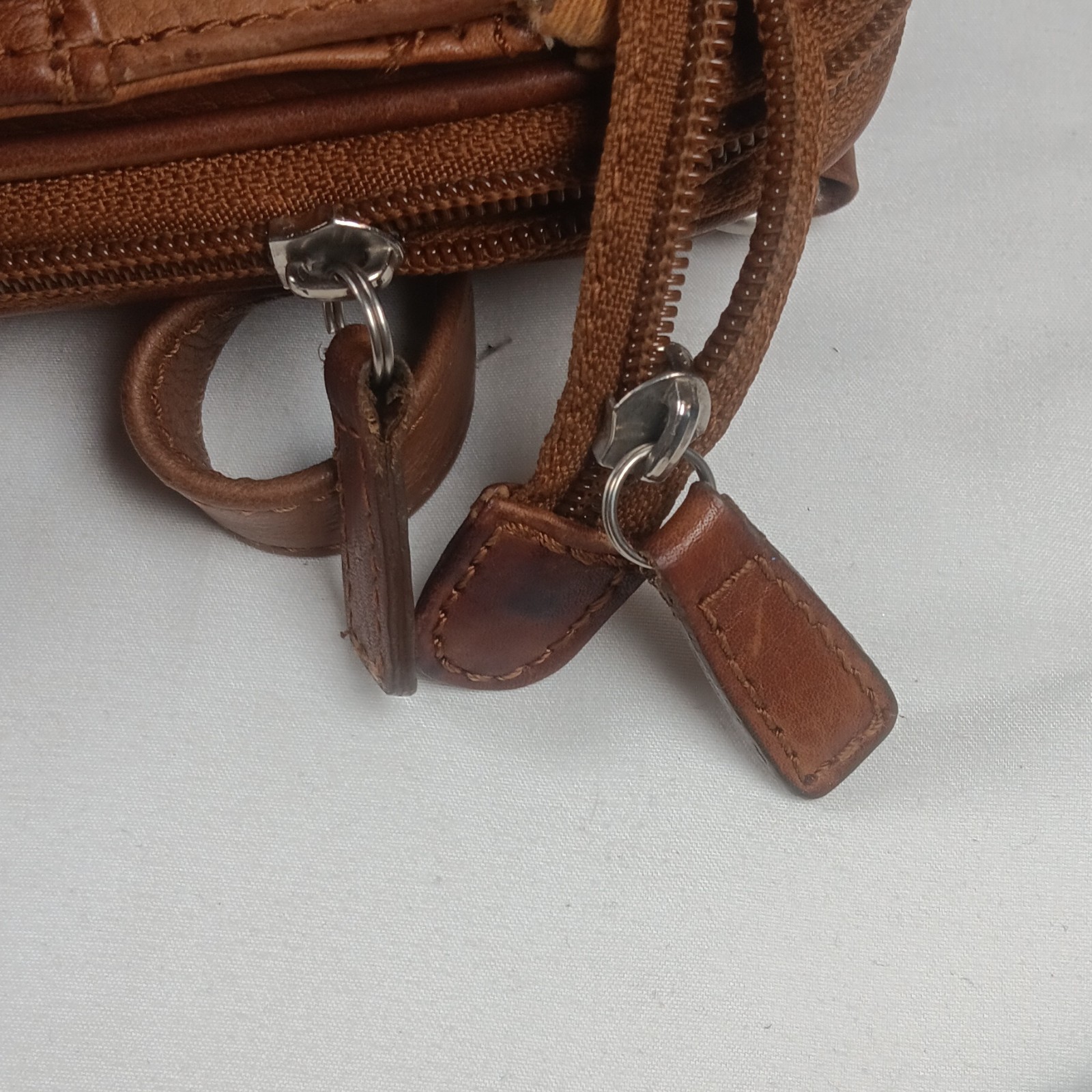 Fossil Brown Crossbody Bag Zip Closure Adjustable Strap Multi-Zip Compartments