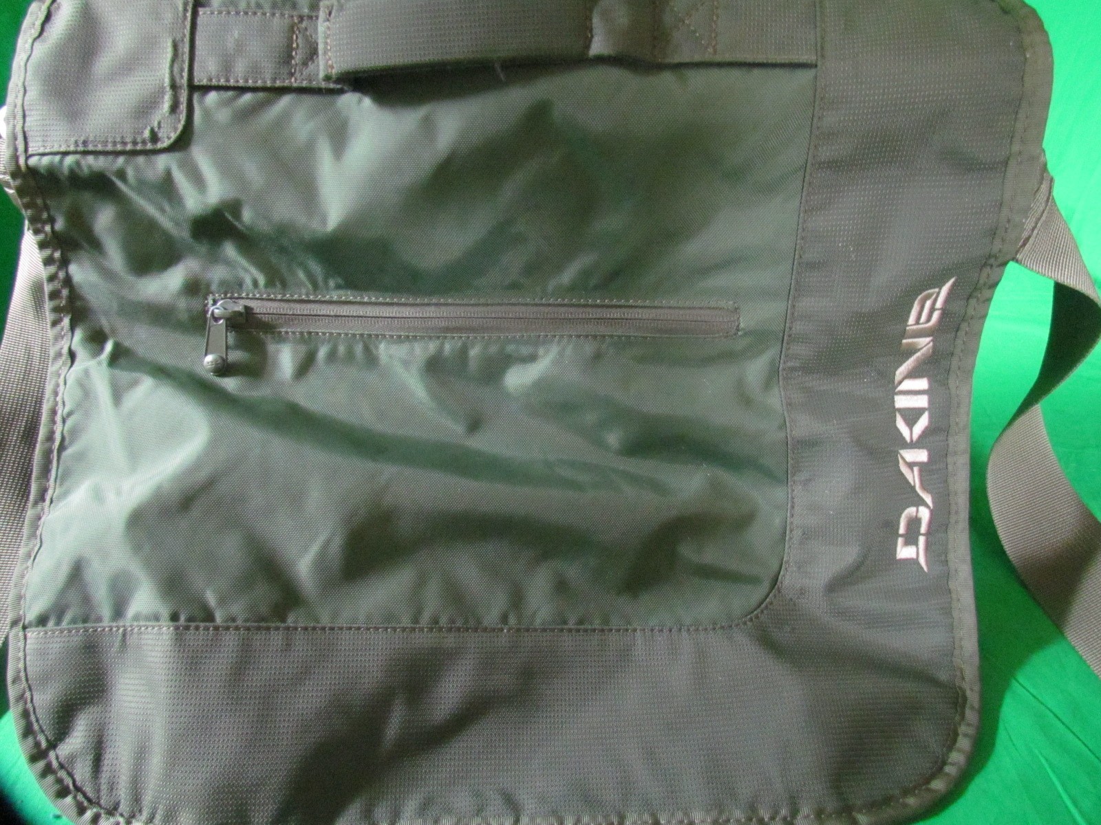 Dakine Padded Messenger Shoulder Bag Laptop Olive Green 16″ Nice Condition