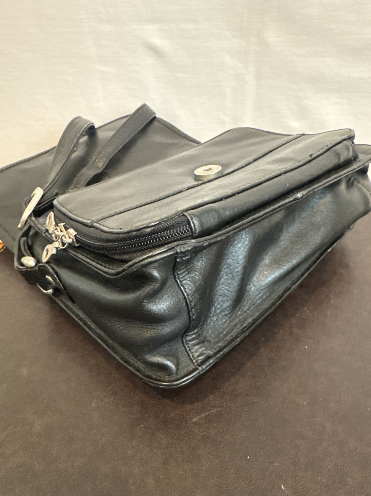 Black Leather Adjustable Strap Crossbody Bag Unisex Paul & Taylor