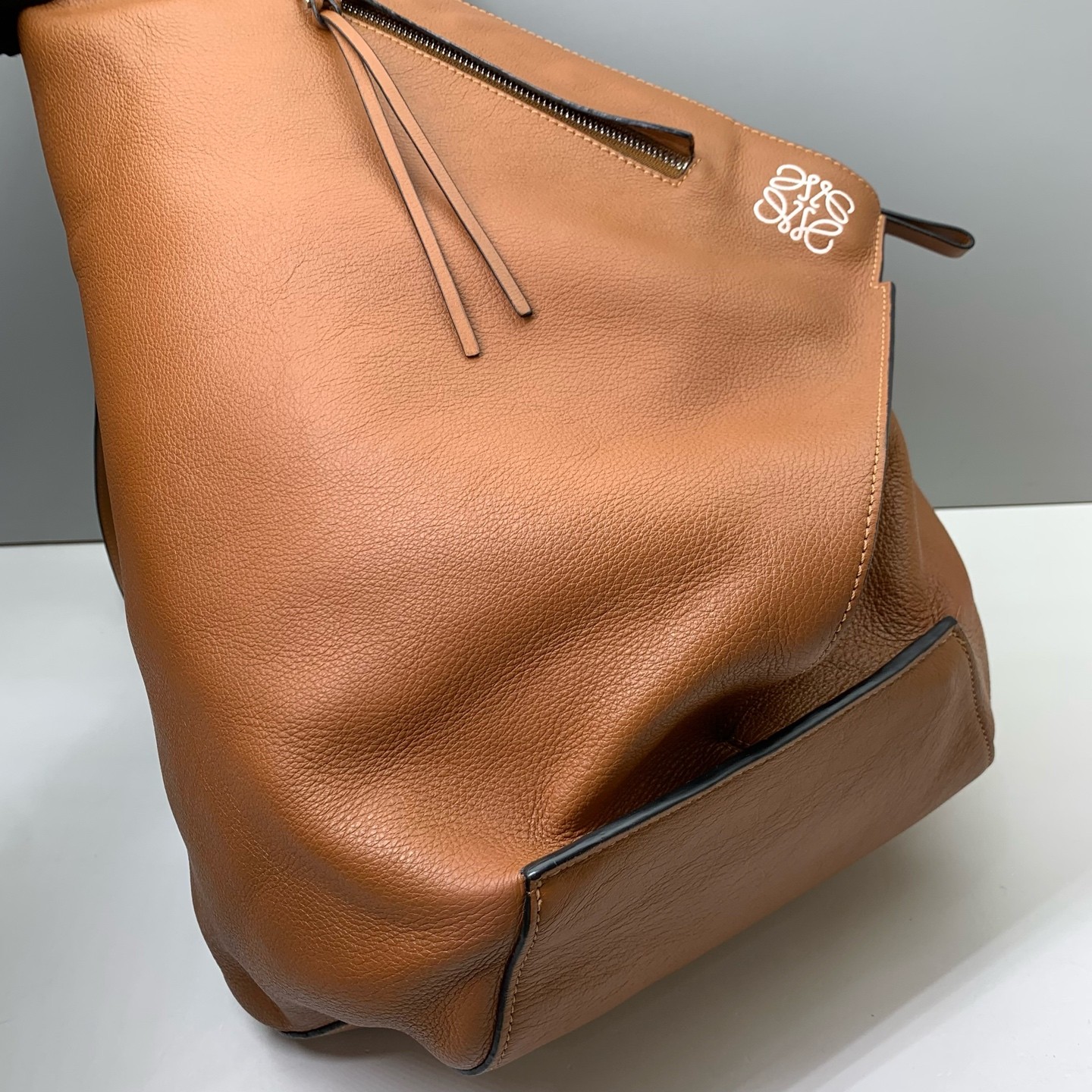 Loewe Pre-Owned Authentic Crossbody Brown Leather 44x28x22cm
