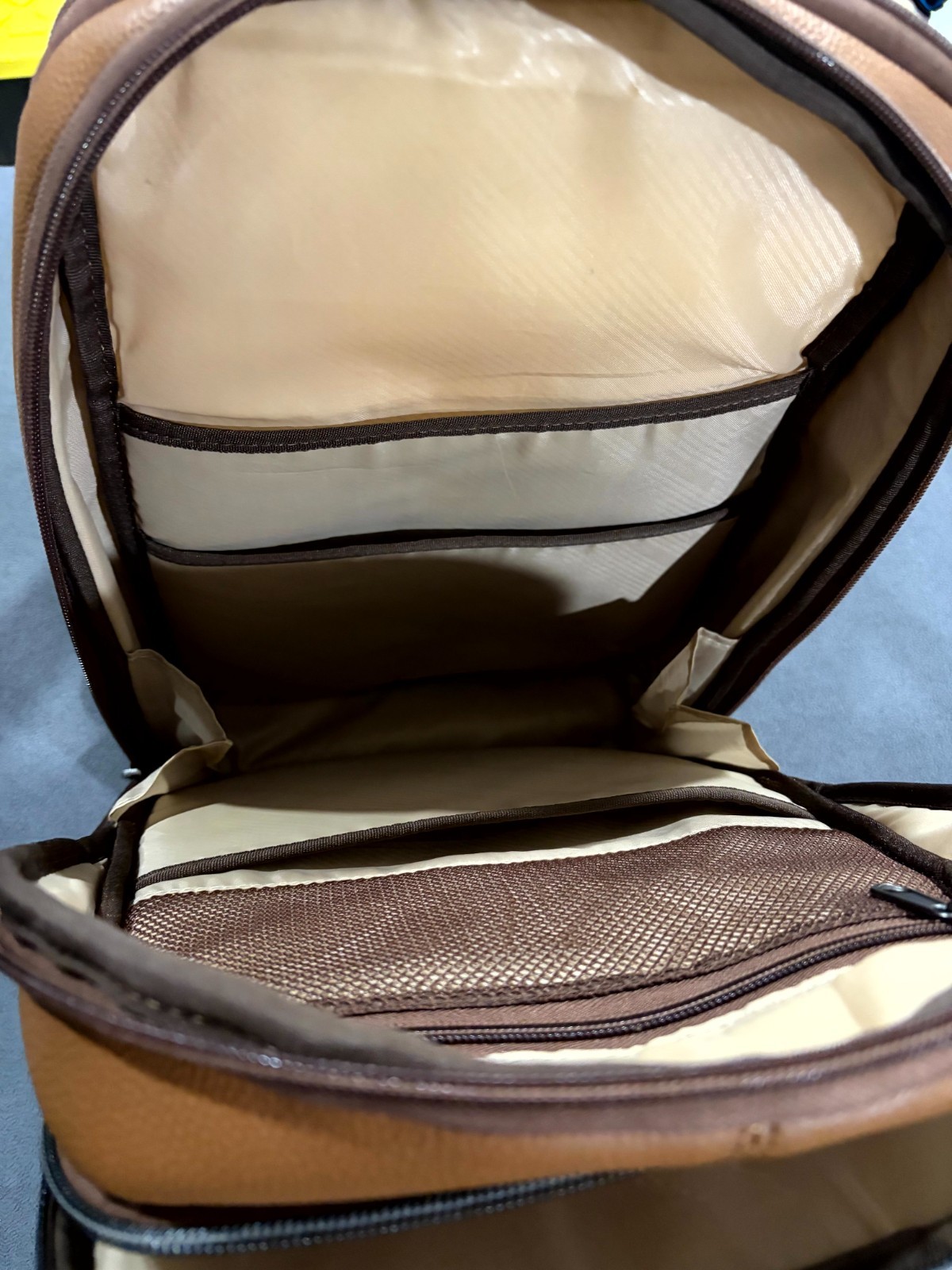 Samsonite Unisex Slim Backpack Brown Cognac Grain Leather Padded Mesh Back