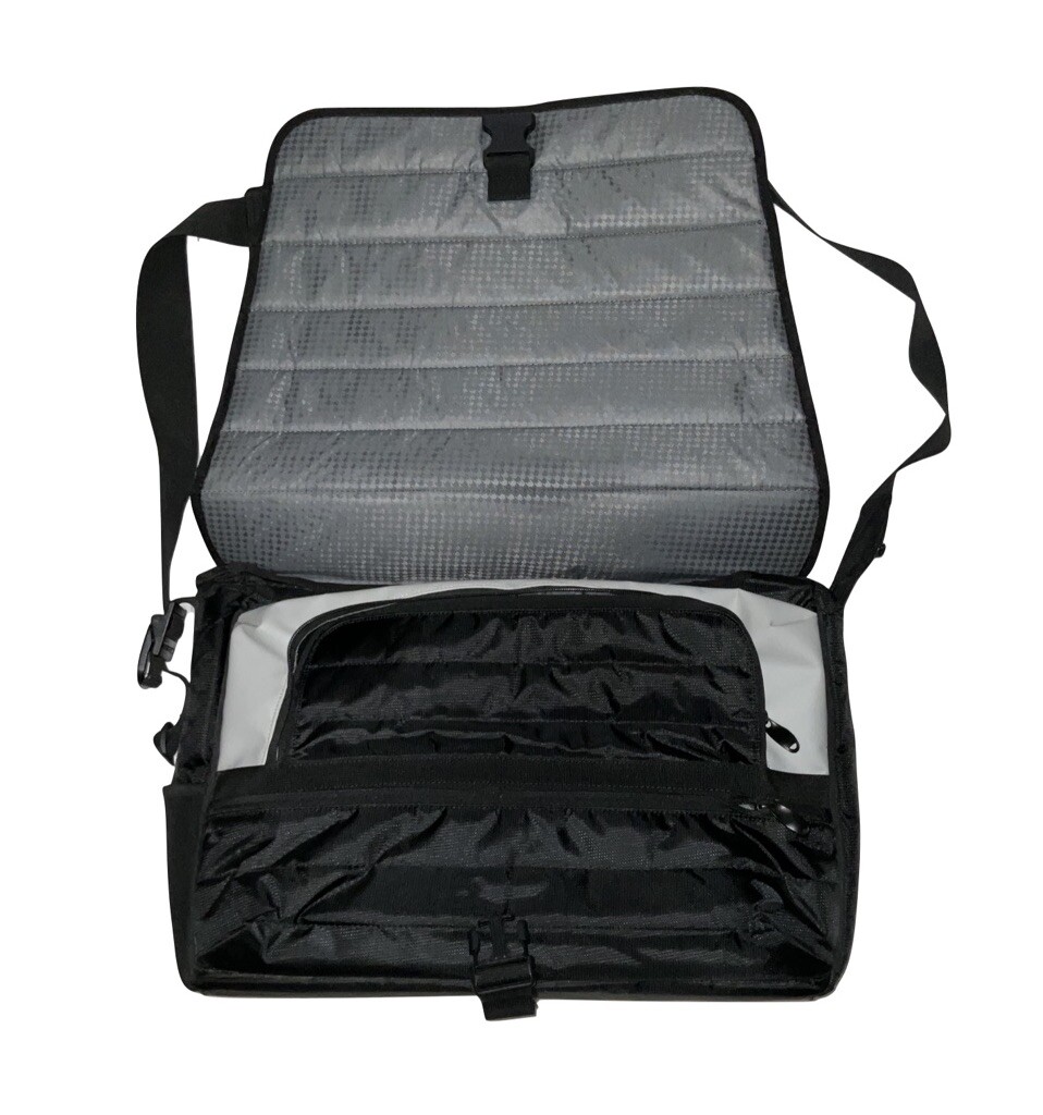 MONO EFX SERIES THE KONTROLLER CLASSIC MESSENGER BAG, BLACK UP TO 17” Laptop