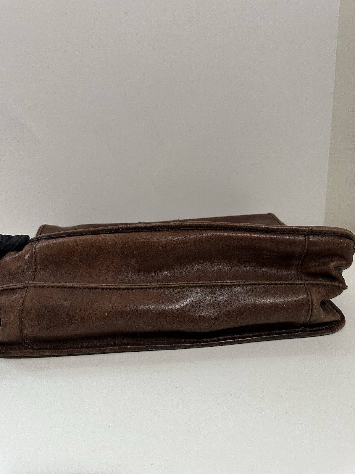 ELLington Classic Brown Leather Men’s Messenger Bag Made In Thailand