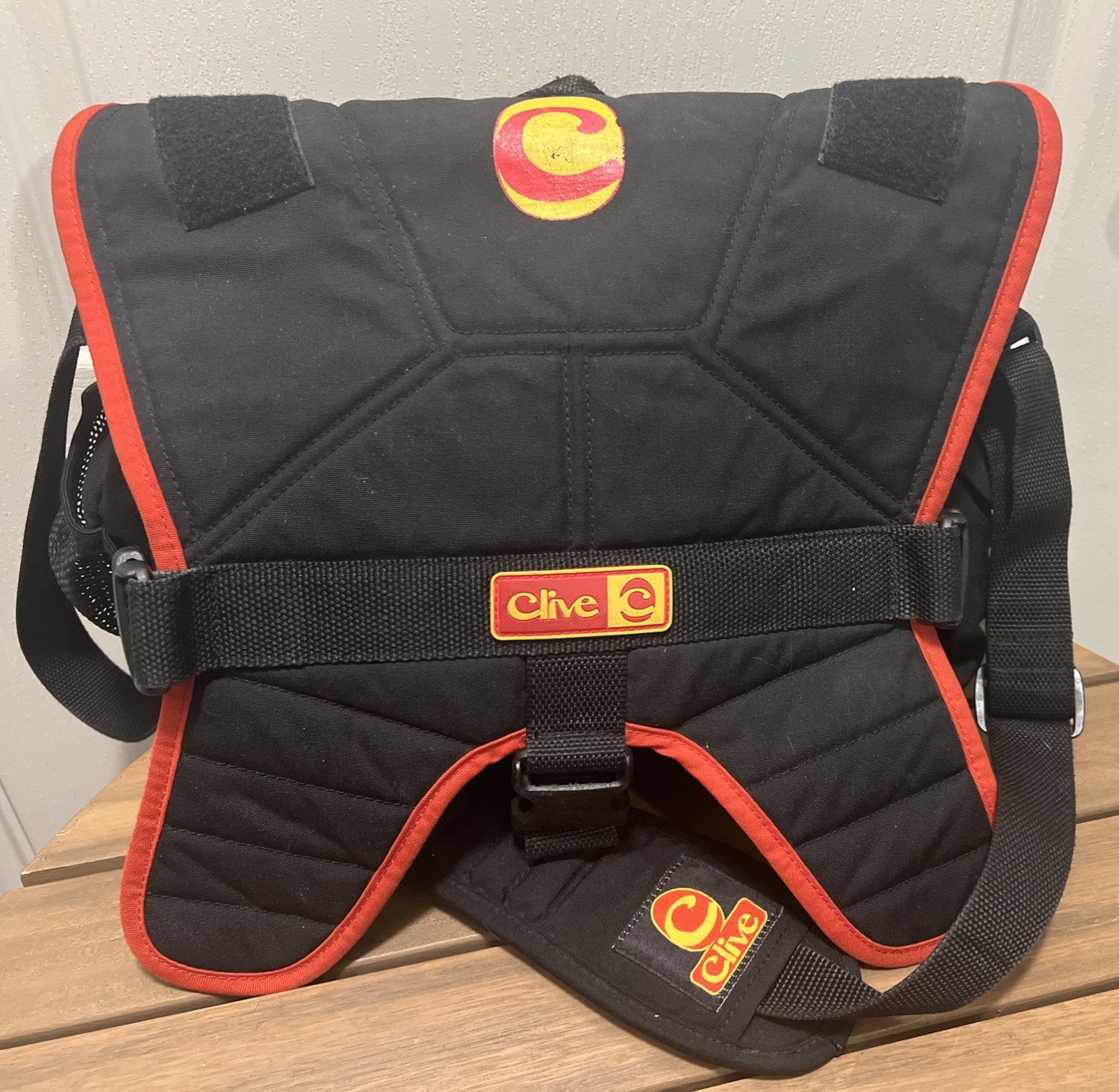 Vintage Black & Red Clive Messenger Skateboard Bag Y2K – Retro. Crossbody