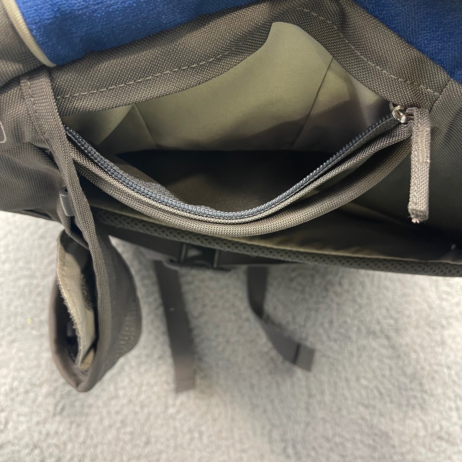 Osprey Veer Vertical Shoulder Bag Blue Grey Messenger Laptop crossbody sling Bag