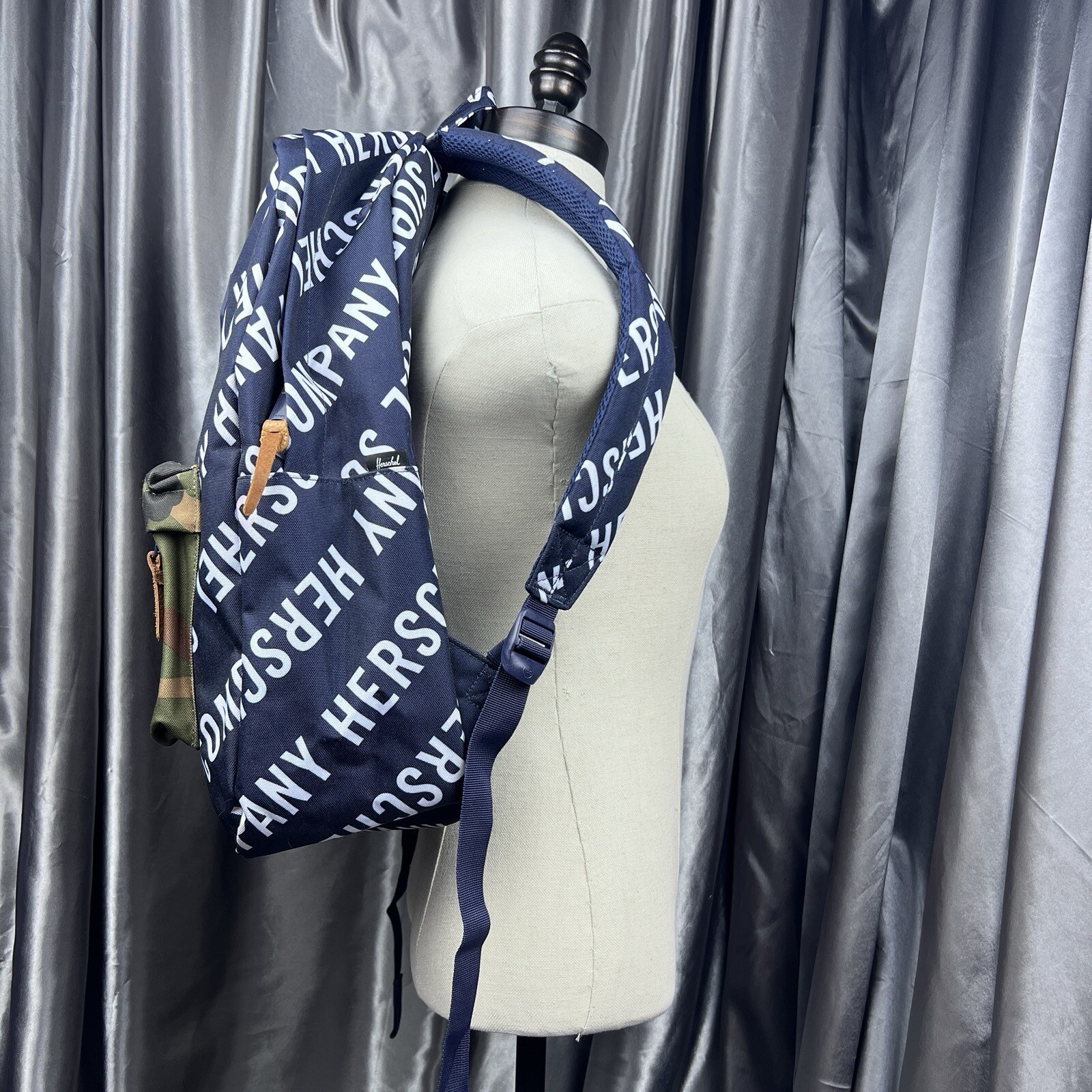 Herschel Supply Co. Pop Quiz 22L Backpack Roll Call Peacoat / Woodland Camo Bag