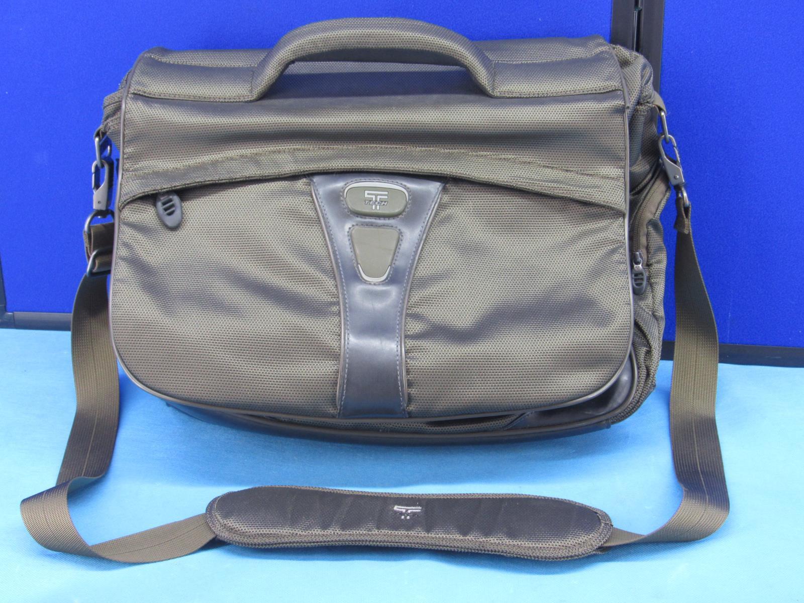 TUMI T-Tech Green Essential Gear Ballistic Nylon Messenger Bag Laptop 18″13″x5
