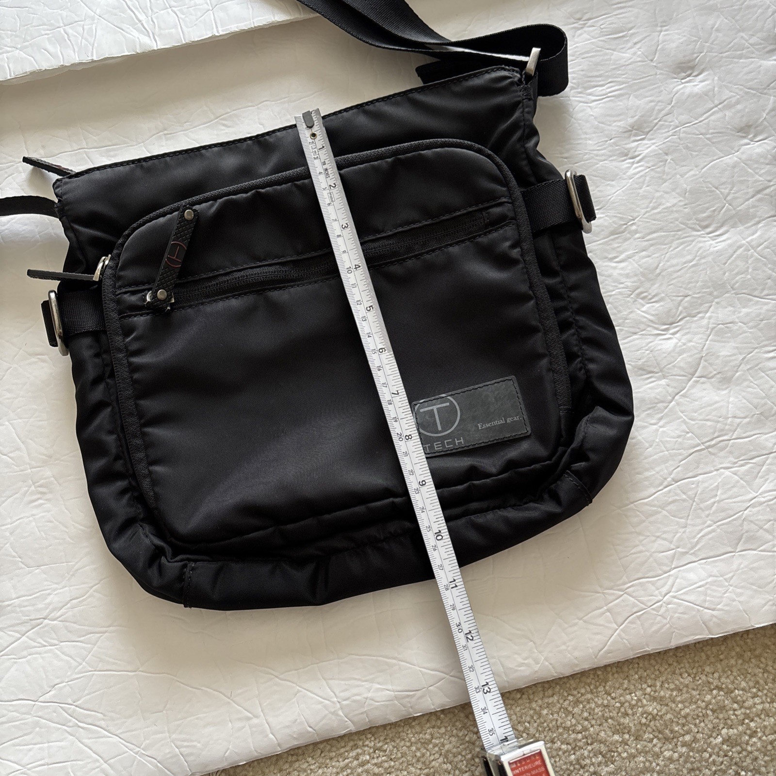 Tumi 57502D T-Tech Essential Gear Black Nylon Crossbody Messenger Bag Unisex