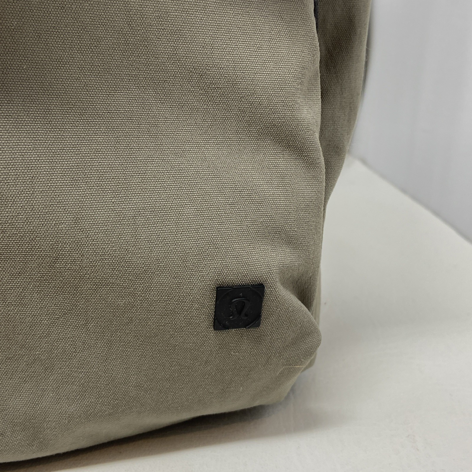 Lululemon Gray Early Embark Travel Messenger Computer Laptop Bag Cross Body EUC