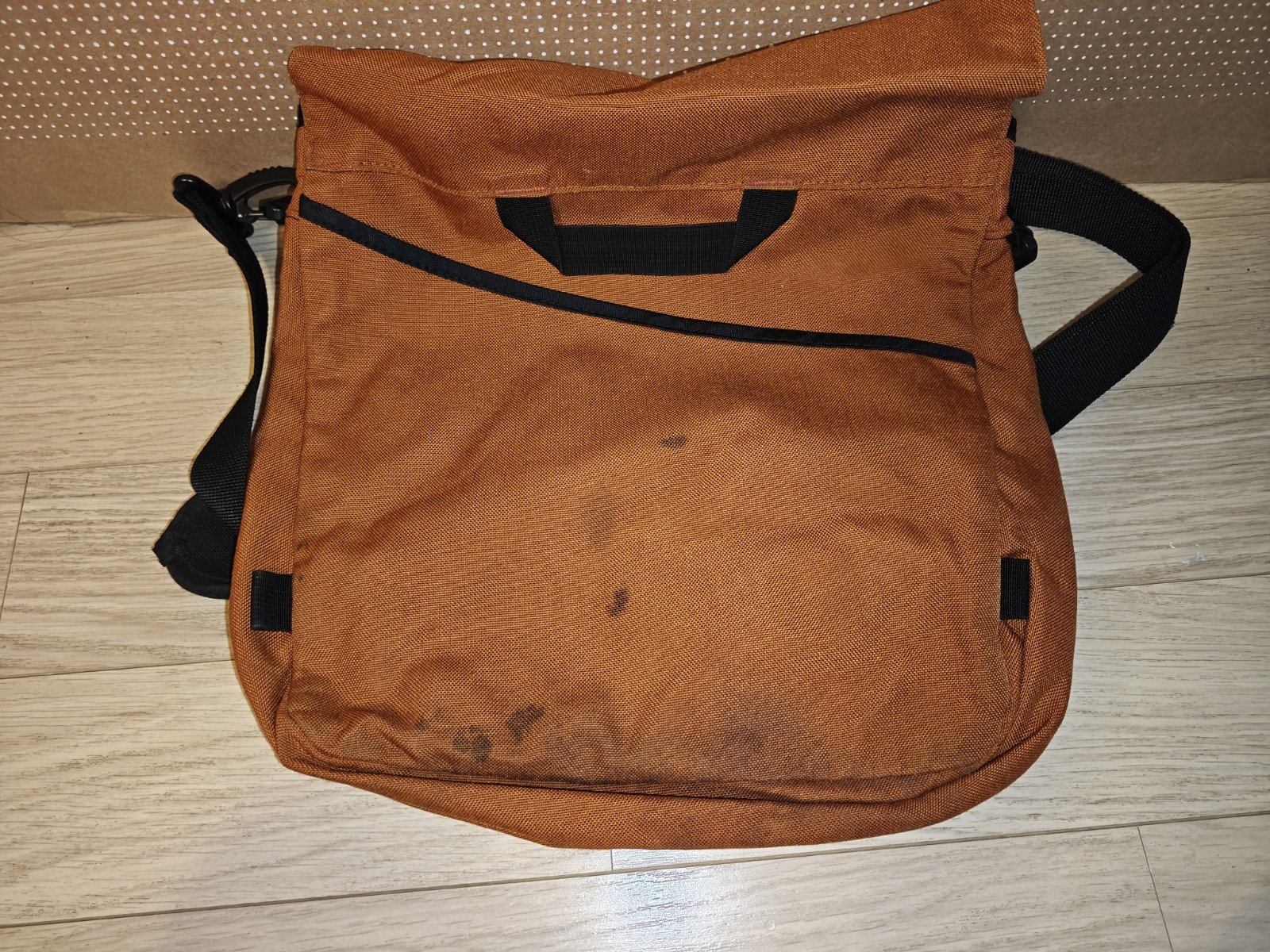 Tom Bihn Medium Cafe Makers Bag Crossbody Burnt Orange Absolute Strap Few Marks