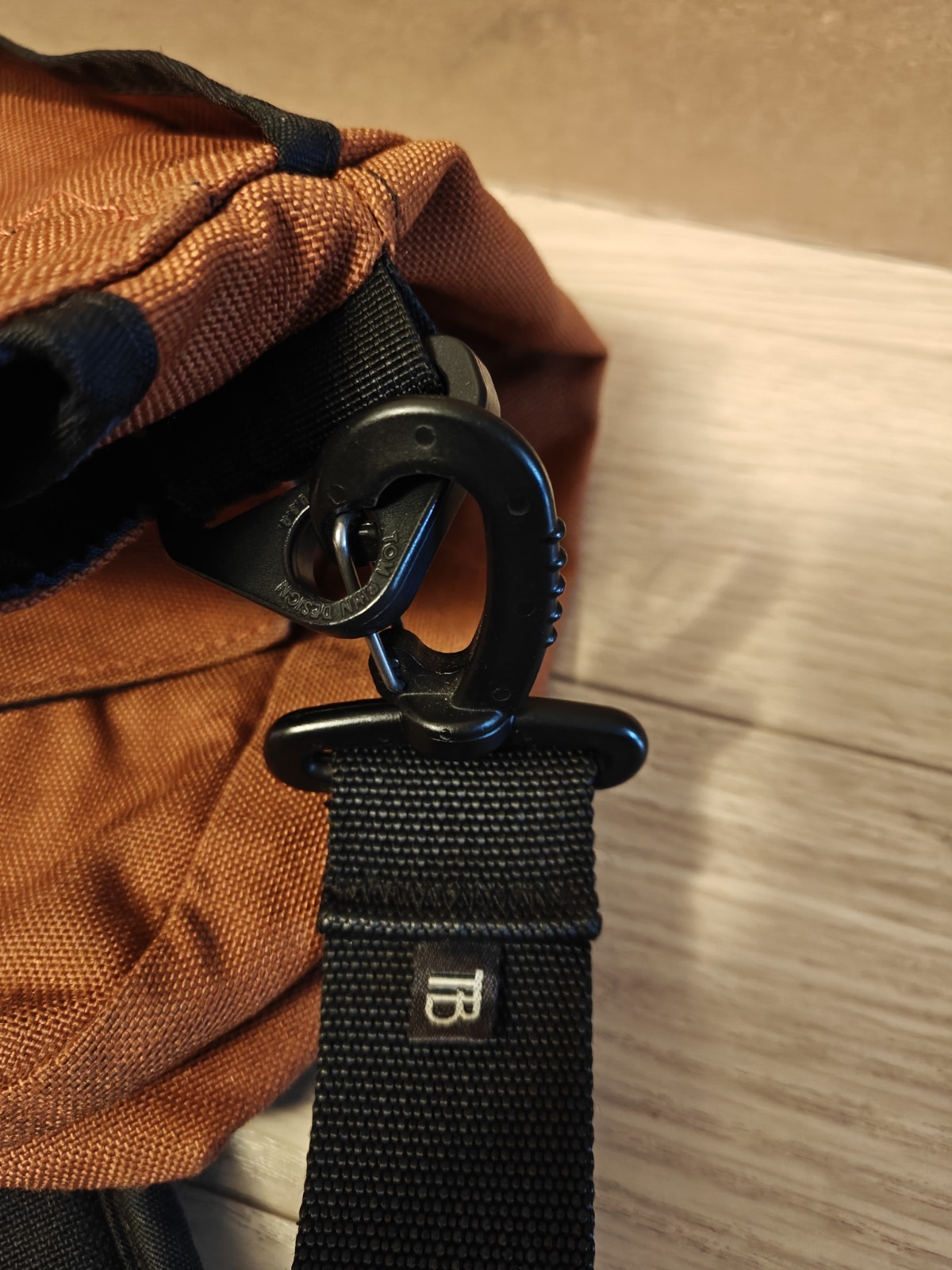 Tom Bihn Medium Cafe Makers Bag Crossbody Burnt Orange Absolute Strap Few Marks