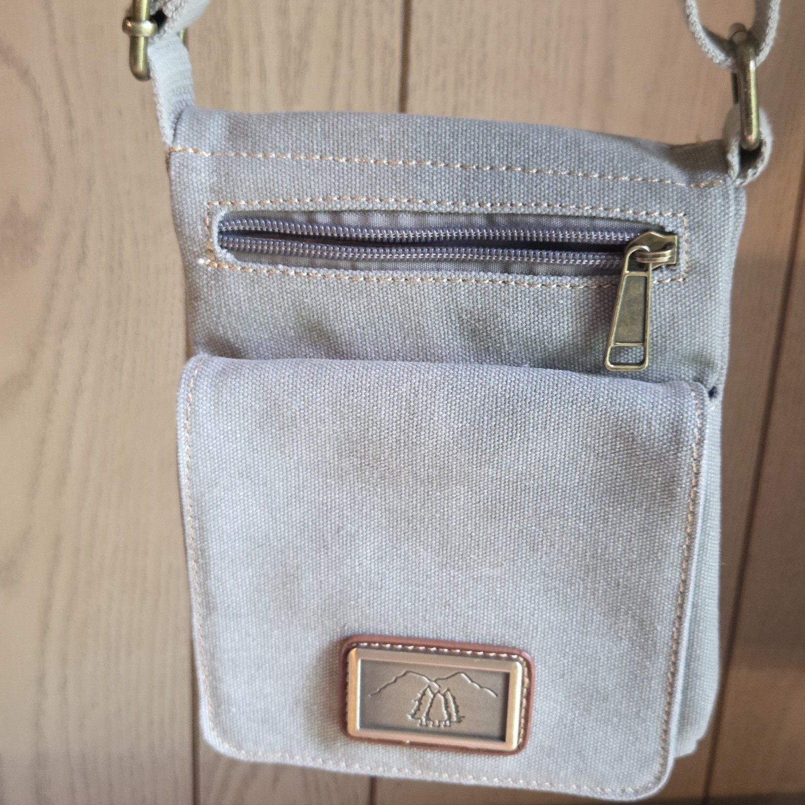 Prairie Schooner Gray Small Crossbody Adjustable Strap Zip Magnetic Outer Pocket