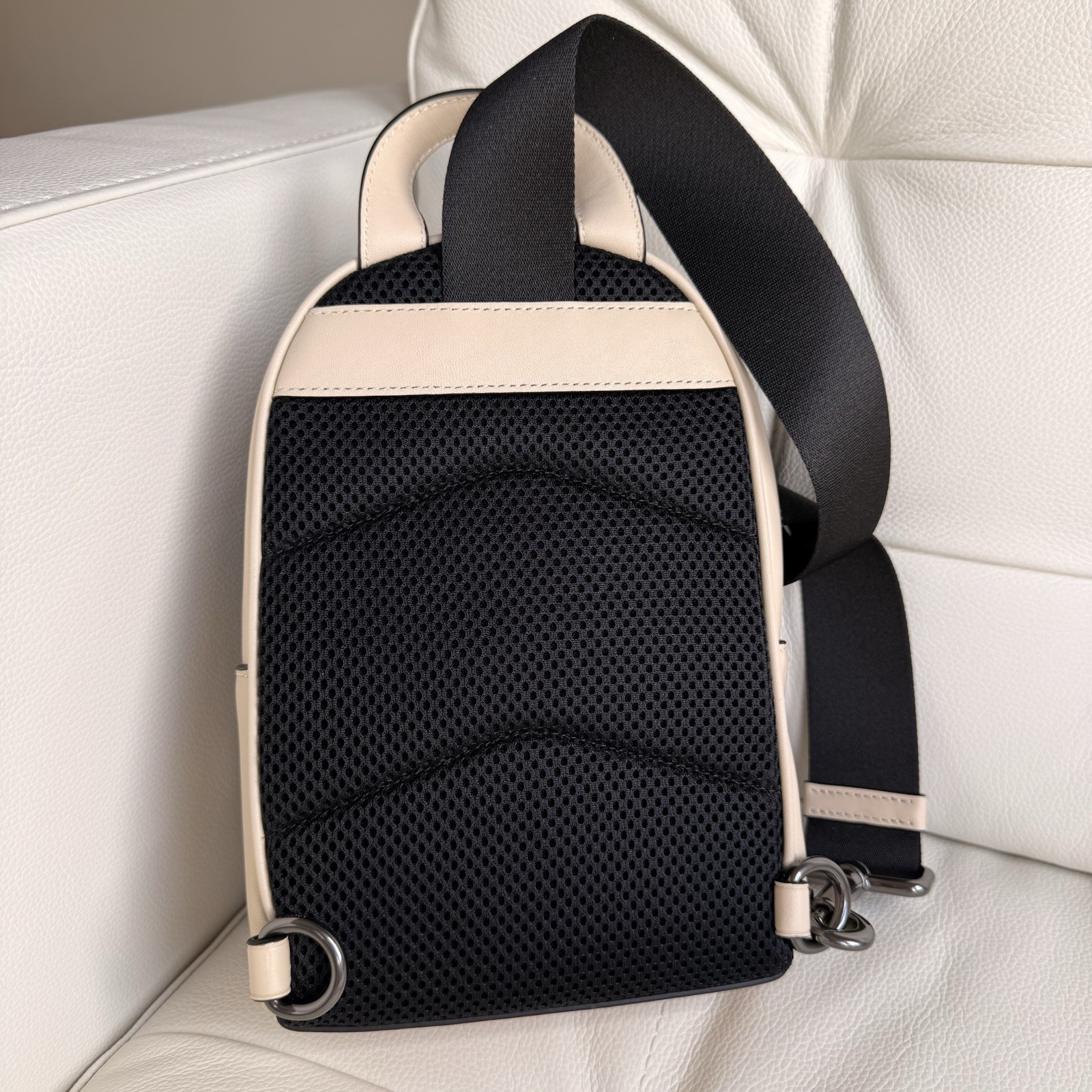 NWT COACH MEN’S Small Turnlock Sling Pack Bag Gunmetal/Ivory Calf Leather CAJ28